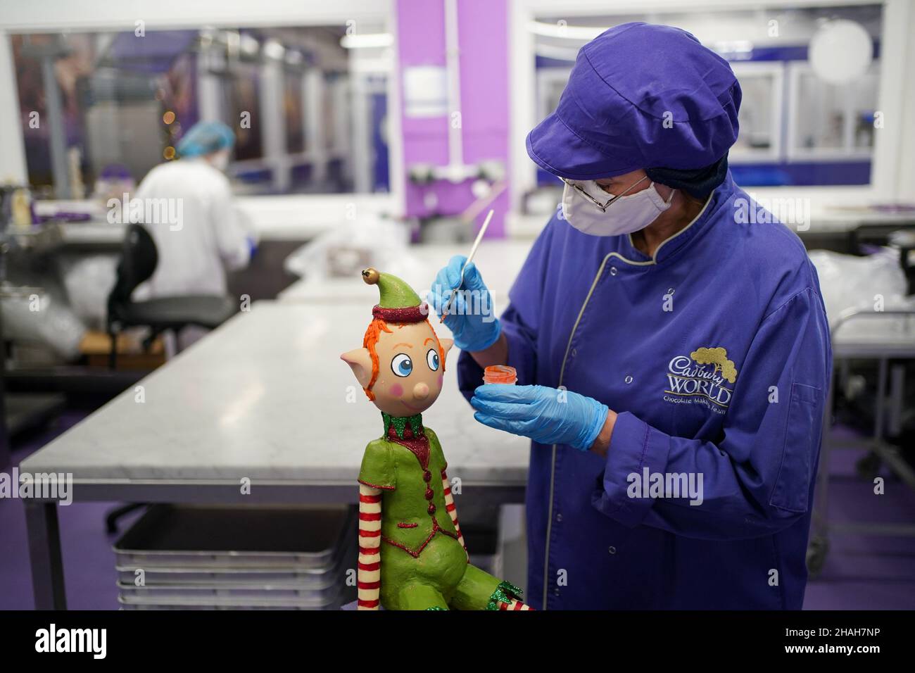 Die Weihnachtself-Schöpfung in Cadbury World in Bournville. Der Elf wiegt 8kg, das entspricht 178 Standardbarren Cadbury Dairy Milk, und steht bei 50cm hoch. Bilddatum: Montag, 13. Dezember 2021. Stockfoto
