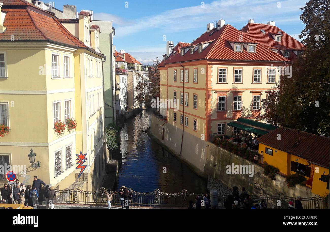 Historische Gebäude in der Altstadt und zwischen ihnen Kanal und Brücke mit Menschen zu Fuß Stockfoto