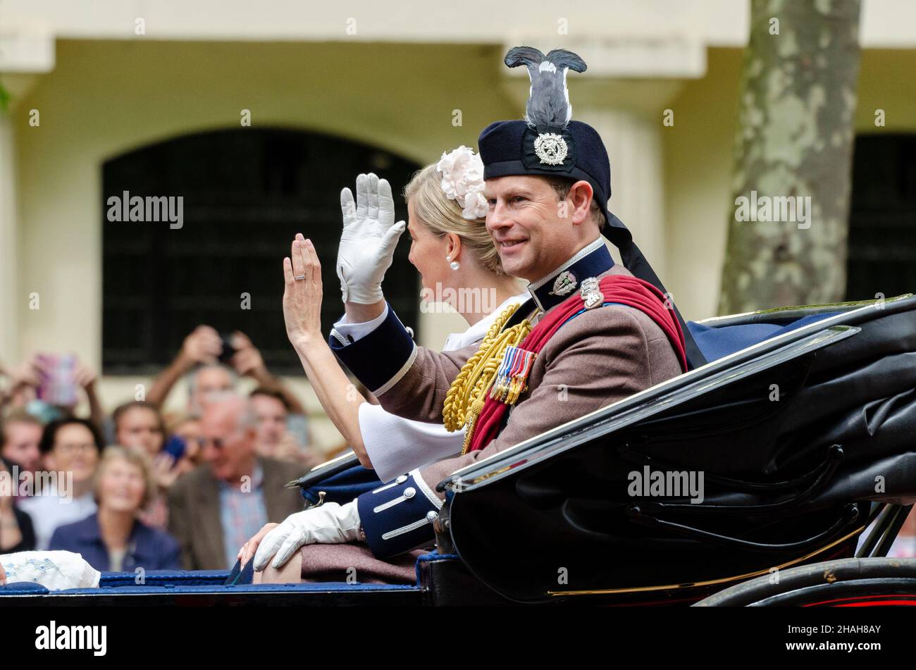 Prince Edward, Earl of Wessex, bei Trooping the Color, das in der Mall, London, Großbritannien, stattfindet. Mit Sophie, der Gräfin von Wessex in offener Kutsche Stockfoto