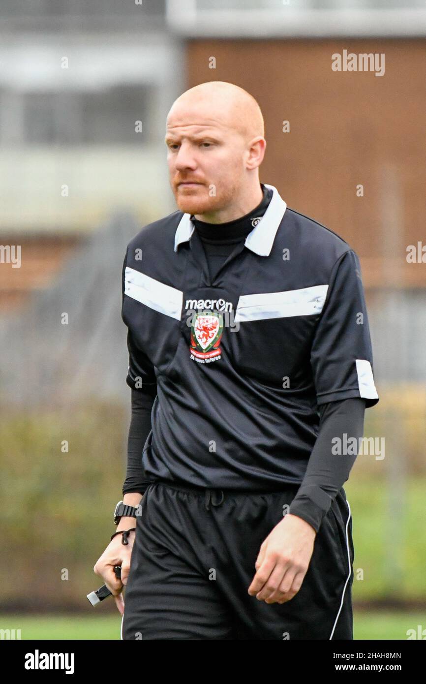 Neath, Großbritannien. 12th Dez 2021. Matchreferee David Alder während des Genero Adran South-Spiels zwischen der Britin Ferry Llansawel Ladies und den Merthyr Town Women im Neath Sports Center in Neath, Wales, Großbritannien, am 12. Dezember 2021. Quelle: Duncan Thomas/Majestic Media. Kredit: Majestic Media Ltd/Alamy Live Nachrichten Stockfoto