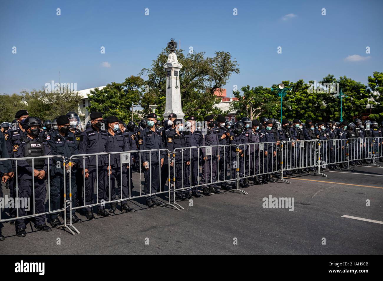 Bangkok, Thailand. 13th Dez 2021. Thai-Muslime protestieren gegen eine neue Industriezone im südlichen Bezirk Songklah in Bangkok, Thailand, Montag, 13. Dezember, 2021. Die Gruppe wurde von der Jugendaktivistin Kaireeya Ramanyah angeführt und forderte, dass die thailändische Regierung ihr Versprechen einhält, das vor einem Jahr gemacht wurde, eine Bewertung der Umweltauswirkungen des Industriegebiets am Meer durchzuführen, von dem sie sagen, dass es ihre Häuser und ihr angestammtes Land bedroht. (Bild: © Andre Malerba/ZUMA Press Wire) Stockfoto