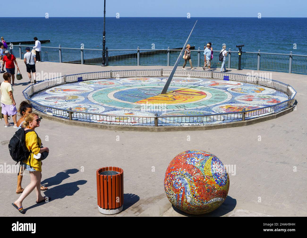 Swetlogorsk, Region Königsberg, Russland, 25. Juli 2021. Komposition einer Sonnenuhr 'Zodiac'. Mosaik aus Smalz. Promenade Ostsee. Bildhauer N.P.Frolov, Stockfoto