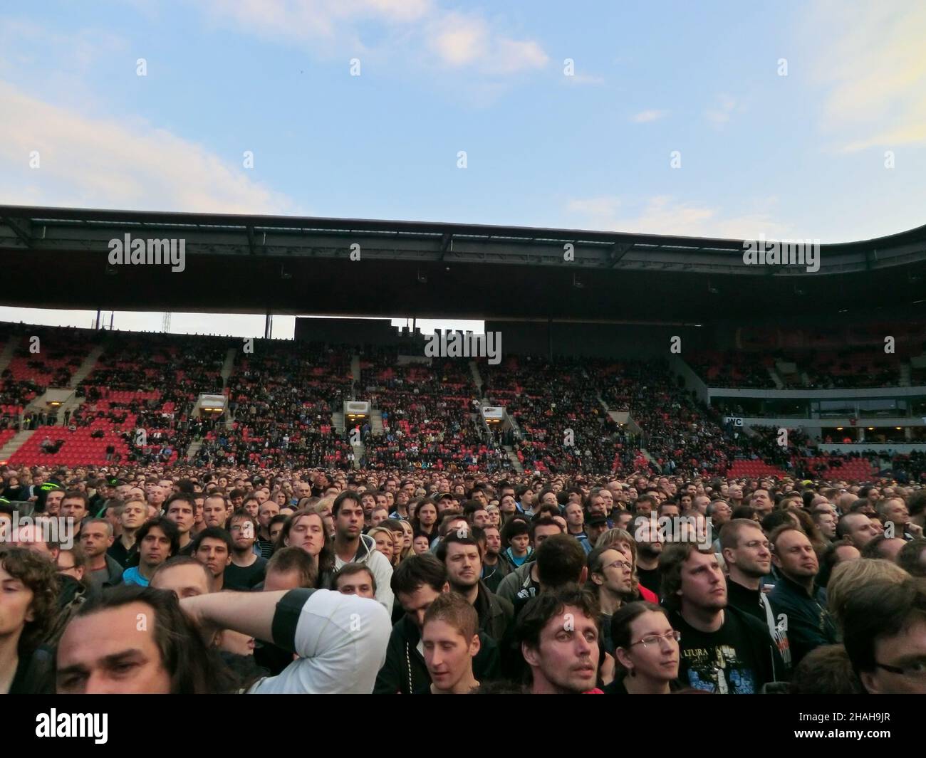 Im Fußballstadion findet ein großes Musikkonzert mit vielen Zuschauern statt. Alle warten auf die Vorstellung. Der Abend ist noch nicht gekommen. Stockfoto