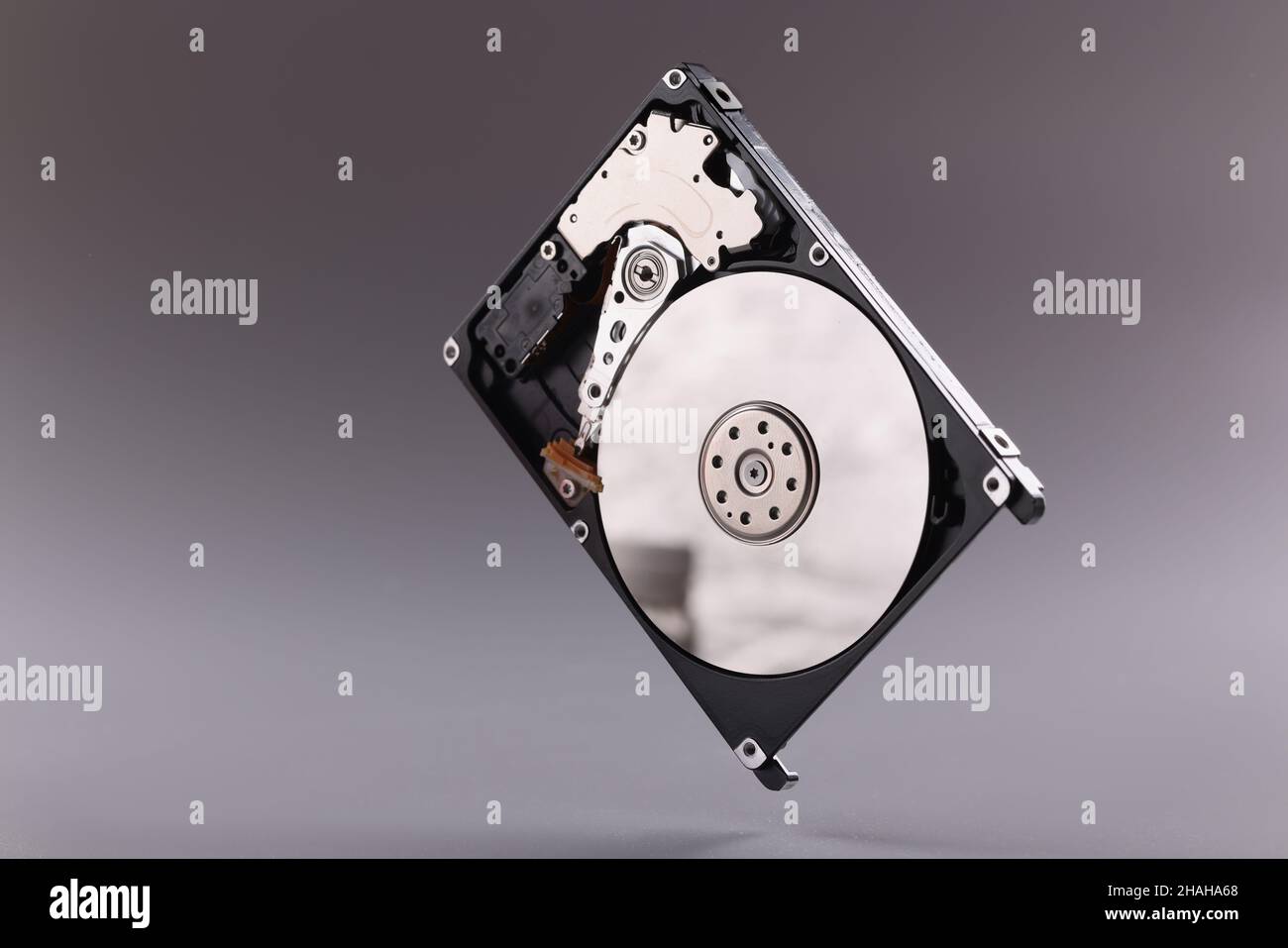 Festplattenlaufwerk-HDD mit geöffneter oberer Abdeckung auf grauem Hintergrund Stockfoto