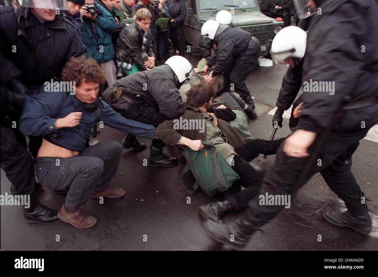 Warszawa, 12.12.1999. Protest przeciwko wojnie w Czeczenii, zorganizowany przed ambasad¹ Rosji w Warszawie przez Komitee 'Wolny Kaukaz'. W czasie demonstracji dosz³o do zamieszek, cztery osoby zosta³y zatrzymane przez policjê. NZ. Przepychanki z policj¹. (kruu) PAP/Jacek Turczyk Warschau, 12.12.1999. Streikposten gegen die russische Invasion in Tschetschenien, organisiert vom polnischen Komitee "Freier Kaukasus" (Komitee Wolny Kaukaz), vor der russischen Botschaft in Warschau. Während der Unruhen wurden vier Personen von der Polizei festgenommen. Zusammenstöße mit der Polizei. (kruu) PAP/Jacek Turczyk Stockfoto