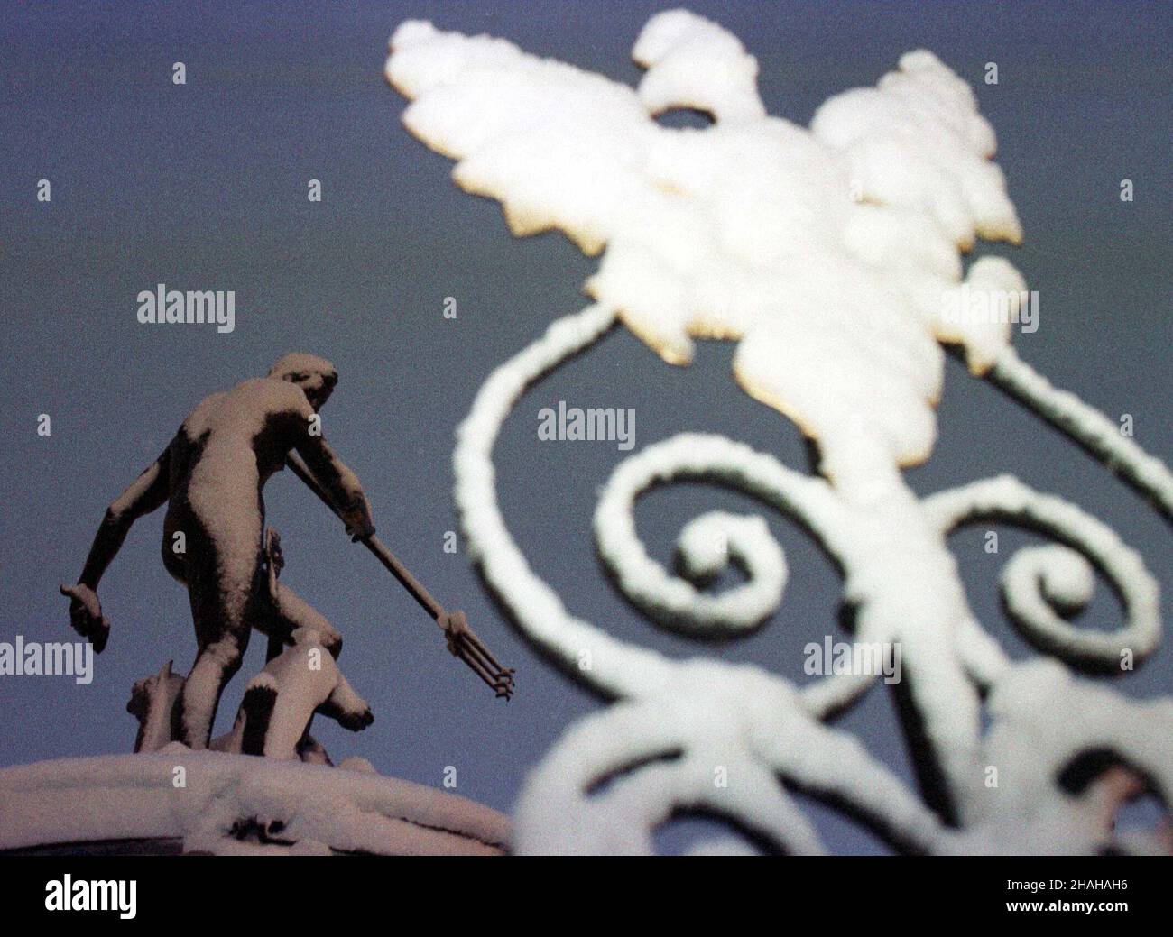 Gdañsk, 19.12.1999. Pokryta œniegiem, fontanna Neptuna na D³ugim Targu w Gdañsku. (herr) PAP/Stefan Kraszewski Danzig, 19.12.1999. Mit Schnee bedeckt, Neptun-Statue auf einem Brunnen auf dem Dlugi Targ (langer Markt) in Danzig. (herr) PAP/Stefan Kraszewski Stockfoto