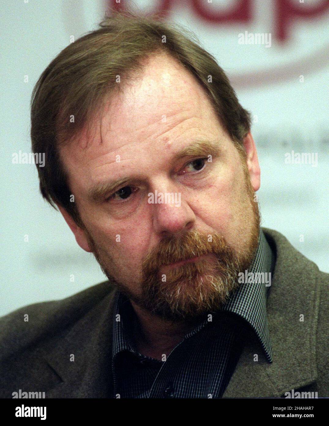 Warszawa, 14.01.2000. Ponad 200 zdjêæ pokazuj¹cych codziennoœæ PRL-U tworzy wystawê fotografii z archiwum Agencji Fotograficznej PAP - „Taka by³a Polska“. NZ: Fotoreporter Chris Niedenthal podczas konferencji prasowej. (herr) PAP/Radek Pietruszka Warschau, 14.01.2000. Der Pressefotograf Chris Niedenthal podczas konferencji prasowej während einer Pressekonferenz in der Zacheta Galerie in Warschau, über die neueste Ausstellung der polnischen Presseagentur Photo Service. Ausstellung „Taka byla Polska“ (beleuchtet. The Way Poland was) präsentiert über 200 Bilder aus den Archiven der Polnischen Presseagentur, die auf die Zeit o zurückgehen Stockfoto