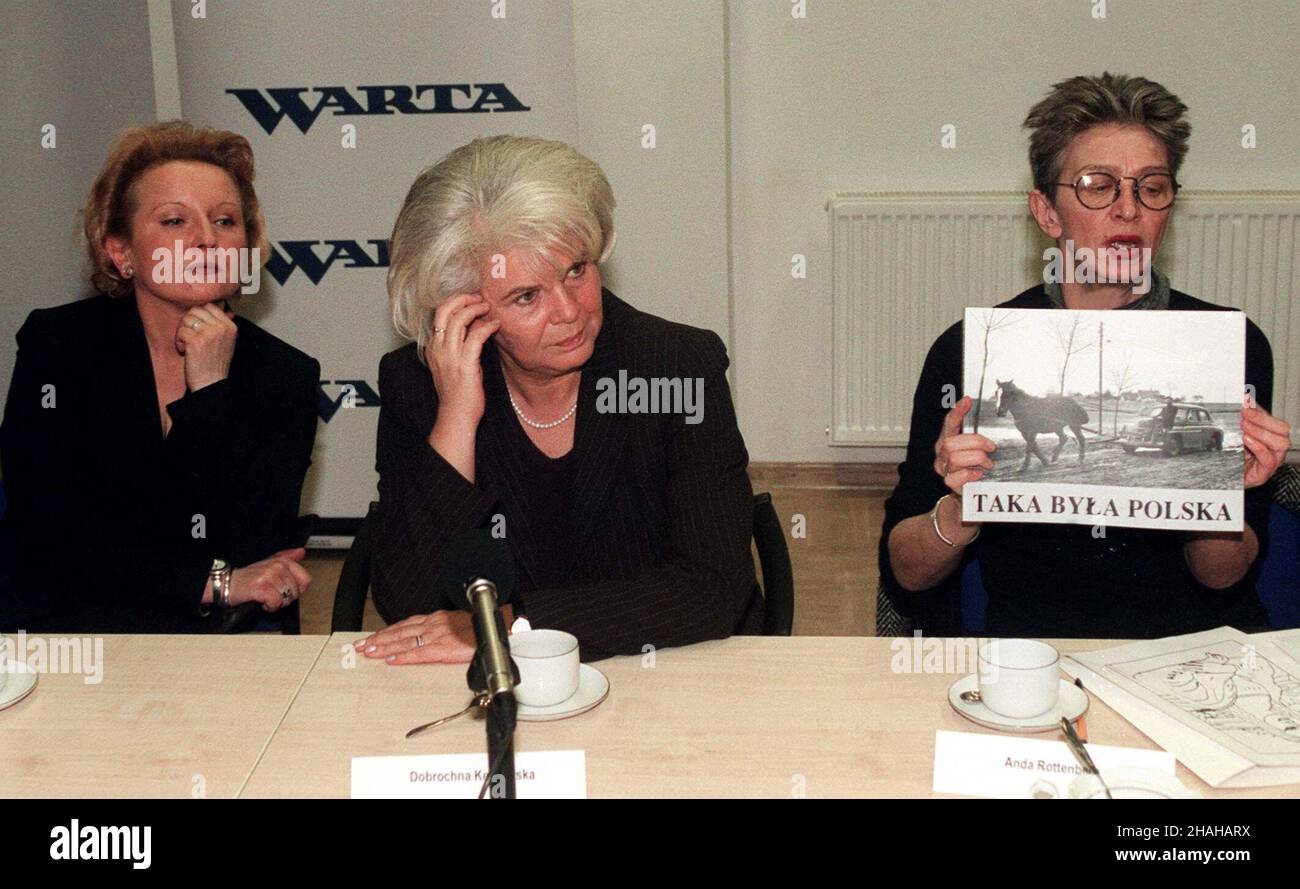 Warszawa, 14.01.2000. Ponad 200 zdjêæ pokazuj¹cych codziennoœæ PRL-U tworzy wystawê fotografii z archiwum Agencji Fotograficznej PAP - „Taka by³a Polska“. NZ: Redakteur Naczelna Agencji Fotograficznej PAP Anna Pietuszko (L), jedna z organizatorek wystawy Dobrochna Kêdzierska (C) oraz dyrektor galerii 'Zachêta' Anda Rottenberg (P) podczas konferencji prasowej. (herr) PAP/Radek Pietruszka Warschau, 14.01.2000. Anna Pietuszko (L), Chefredakteurin der polnischen Presseagentur Photo Service (PAP Foto), Leiterin der Galerie Zacheta Anda Rottenberg (R) und eine der Organisatoren Dobrochna Kedzierska (C) Dur Stockfoto