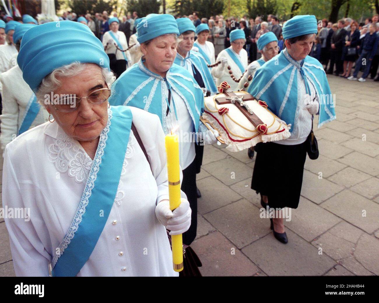 Warszawa, 23.04.2000. Msza rezurekcyjna w Niedzielê Wielkanocn¹ w koœciele œw. Wojciecha na warszawskiej Woli. N/z: Prozessja. (kruu) PAP/Tomasz Gzell Warschau, 23.04.2000. Ostersonntag Morgenmesse (Auferstehung) in Warschau. Im Bild: Prozession um die Kirche. (kruu) PAP/Tomasz Gzell Stockfoto