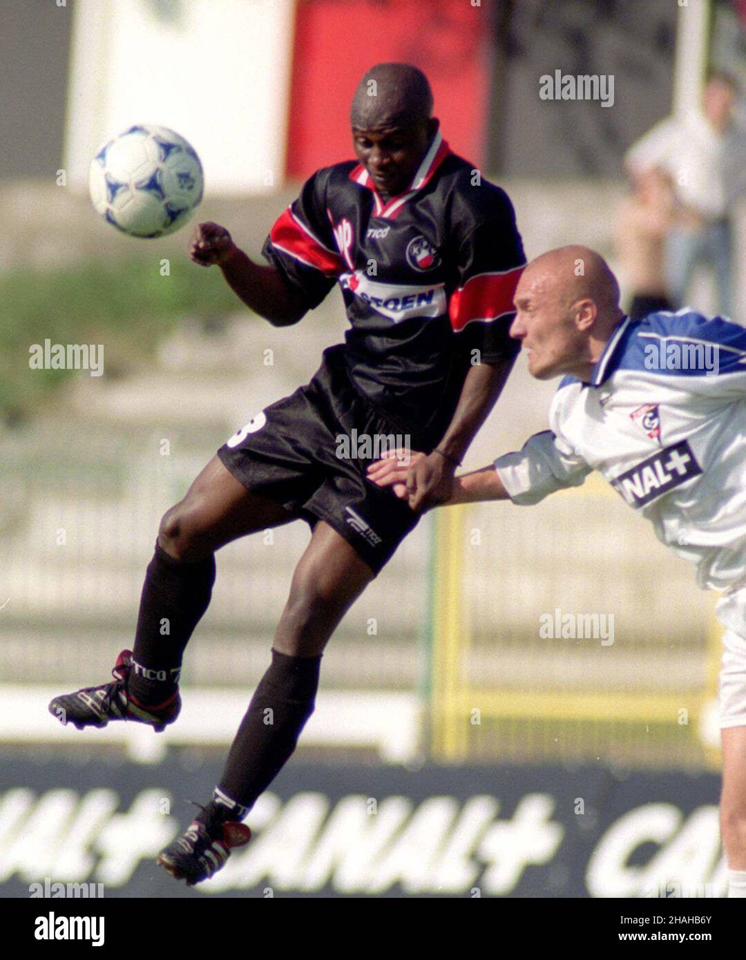 Warszawa, 01.05.2000. Jacek Wiœniewski (P) z Górnika Zabrze odpycha gracza warszawskiej Polonii Emmanuela Olisadebe (L) podczas meczu pi³karskiej ekstraklasy Hoop Polonia - Górnik Zabrze, 1:0. (kruu) PAP/Przemek Wierzchowski Warschau, 01.05.2000. Ligaspiel Hoop Polonia gegen Gornik Zabrze in Warschau. Im Bild: Emmanuel Olisadebe (L) aus Polonia und Jacek Wisniewski (R) aus Gornik. (kruu) PAP/Przemek Wierzchowski Stockfoto