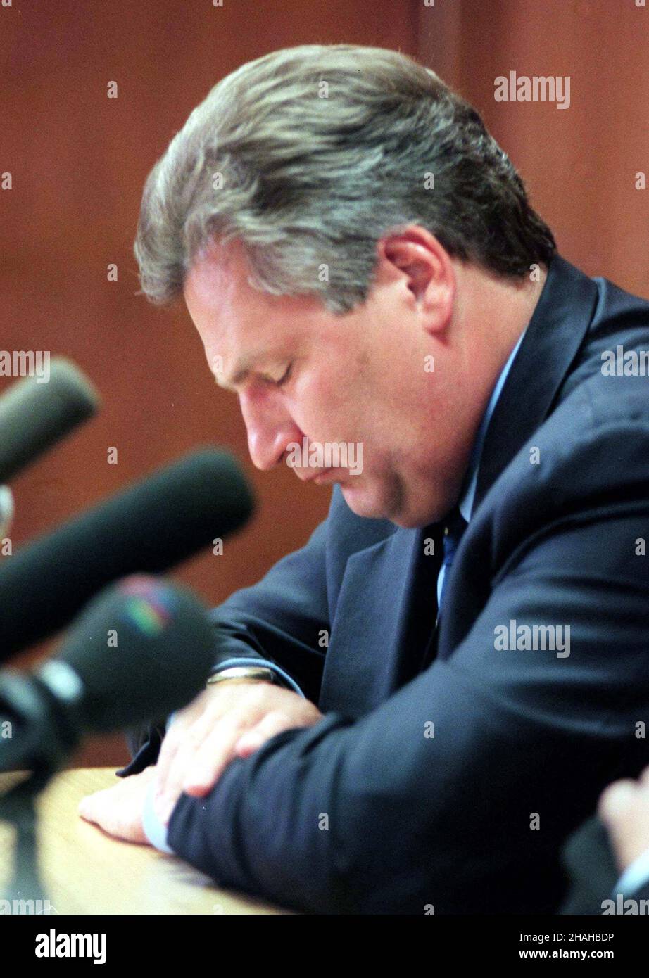 Warszawa, 09.08.2000. Druga rozprawa w procesie lustracyjnym ubiegaj¹cego siê o reelekcjê prezydenta Aleksandra Kwaœniewskiego (n/z). (kruu) PAP/Tomasz Gzell Warschau, 09.08.2000. Das Vetting Court prüft den Fall Aleksander Kwasniewski weiter. Im Bild: präsident Aleksander Kwasniewski vor Gericht. (kruu) PAP/Tomasz Gzell Stockfoto