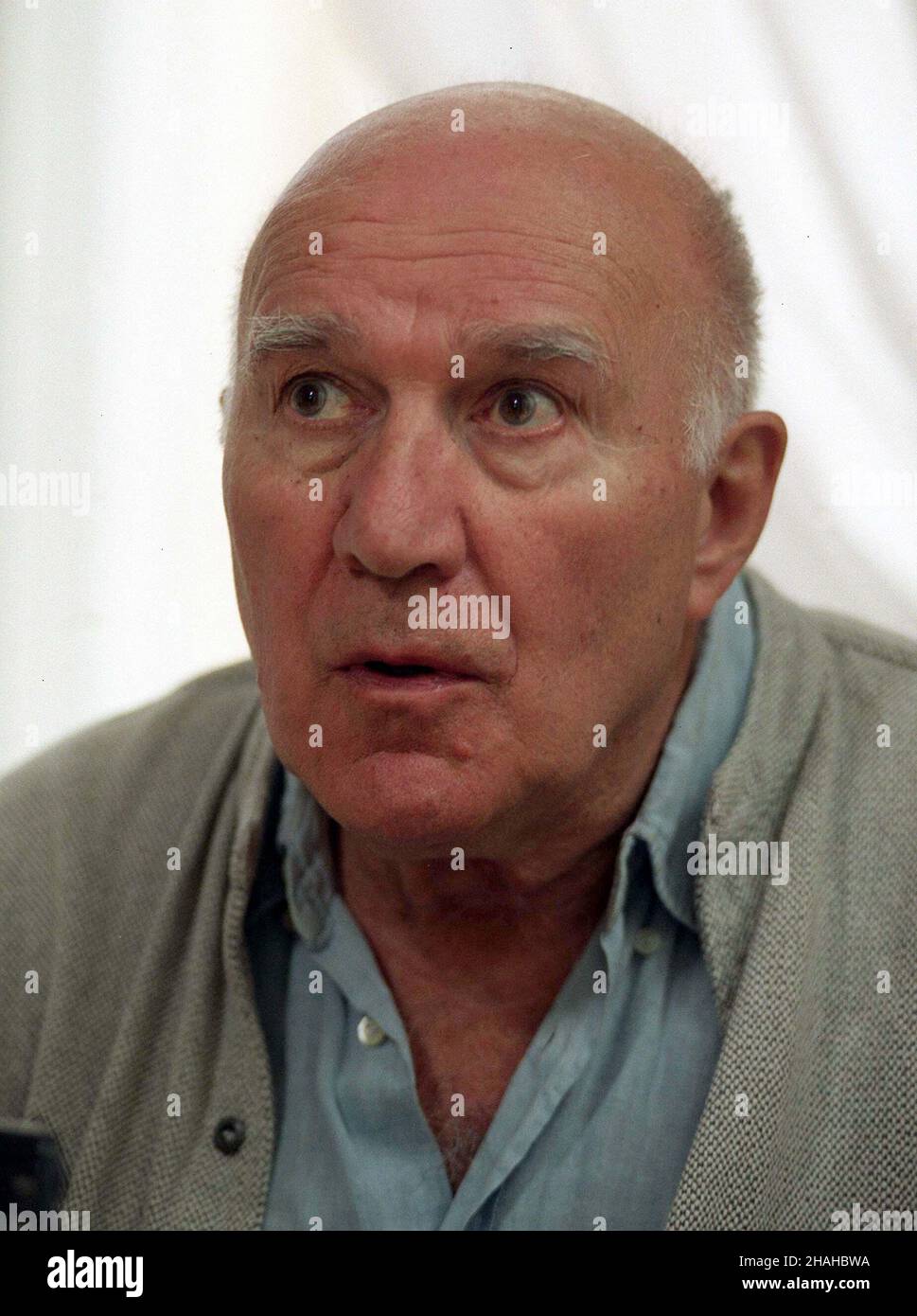 Warszawa, 06.09.2000. S³ynny francuski aktor Michel Piccoli (n/z), w roli re¿ysera, na planie krêconego w Polsce filmu 'Czarna pla¿a', z udzia³em polskich i francuskich aktorów. TEGO dnia ekipa Piccolego pracowa³a na terenie Uniwersytetu Warszawskiego. Zdjêcia w naszym kraju potrwaj¹ do 23 wrzeœnia, potem filmowcy przeniosa siê do Portugalii. (kruu) PAP/Jacek Turczyk Warschau, 06.09.2000. Am Set von „Black Beach“ unter der Regie von Michel Piccoli, an dem polnische und französische Schauspieler teilnehmen, in Warschau. Fotos in Polen laufen noch bis zum 23. September, dann ziehen die Filmemacher nach Portugal. Pict Stockfoto