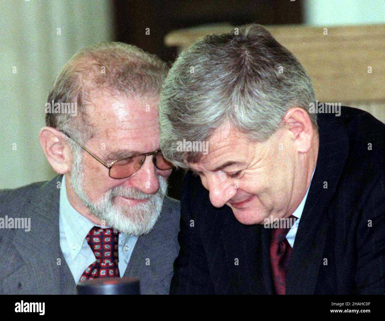 Warszawa, 02.10.2000. By³y Minister spraw zagranicznych Bronis³aw Geremek (L) i Minister spraw zagranicznych Niemiec Joschka Fischer (P) podczas spotkania w Sejmie, gdzie odby³o siê pierwsze w historii posiedzenie wyjazdowe w Polsce, frakcji parlamentarnej Sojusz 90/Zieloni Bundestago niemu. (herr) PAP/Radek Pietruszka Warschau, 02.10.2000. Der ehemalige polnische Außenminister Bronislaw Geremek (L) und der deutsche Außenminister Joschka Fischer (R) bei einem Treffen in Sejm. In Sejm fand die erste Auslandssitzung der Allianz '90/die Grünen vom Deutschen Bundestag statt. (herr) PAP/Radek Pietruszka Stockfoto