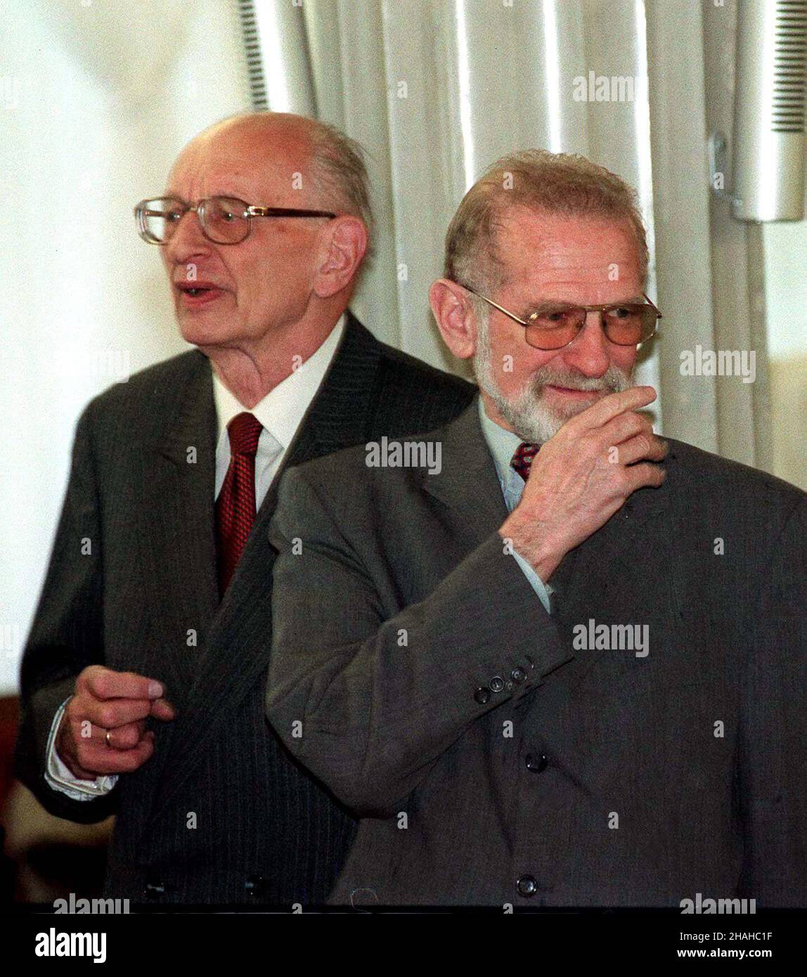 Warszawa, 02.10.2000. By³y Minister spraw zagranicznych Bronis³aw Geremek (P) i obecny Minister spraw zagranicznych W³adys³aw Bartoszewski (L) podczas spotkania w Sejmie, gdzie odby³o siê pierwsze w historii posiedzenie wyjazdowe w Polsce, frakcji parlamentarnej Sojusz 90/Zieloni Bundestagu. (herr) PAP/Radek Pietruszka Warschau, 02.10.2000. Der ehemalige polnische Außenminister Bronislaw Geremek (R) und der polnische FM Wladyslaw Bartoszewski (L) bei einem Treffen in Sejm. In Sejm fand die erste Auslandssitzung der Allianz '90/die Grünen vom Deutschen Bundestag statt. (mr) PAP/Radek Stockfoto