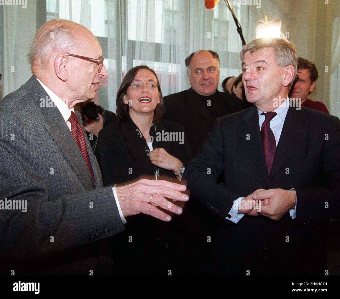 Warszawa, 02.10.2000. Minister spraw zagranicznych Niemiec Joschka Fischer (P) i Minister spraw zagranicznych Polski W³adys³aw Bartoszewski (L) podczas spotkania w Sejmie, gdzie odby³o siê pierwsze w historii posiedzenie wyjazdowe w Polsce, frakcji parlamentarnej Sojusz niecko 90/Zieloni. (herr) PAP/Radek Pietruszka Warschau, 02.10.2000. Der deutsche Außenminister Joschka Fischer (R) und der polnische FM Wladyslaw Bartoszewski (L) bei einem Treffen in Sejm. In Sejm fand die erste Auslandssitzung der Allianz '90/die Grünen vom Deutschen Bundestag statt. (herr) PAP/Radek Pietruszka Stockfoto