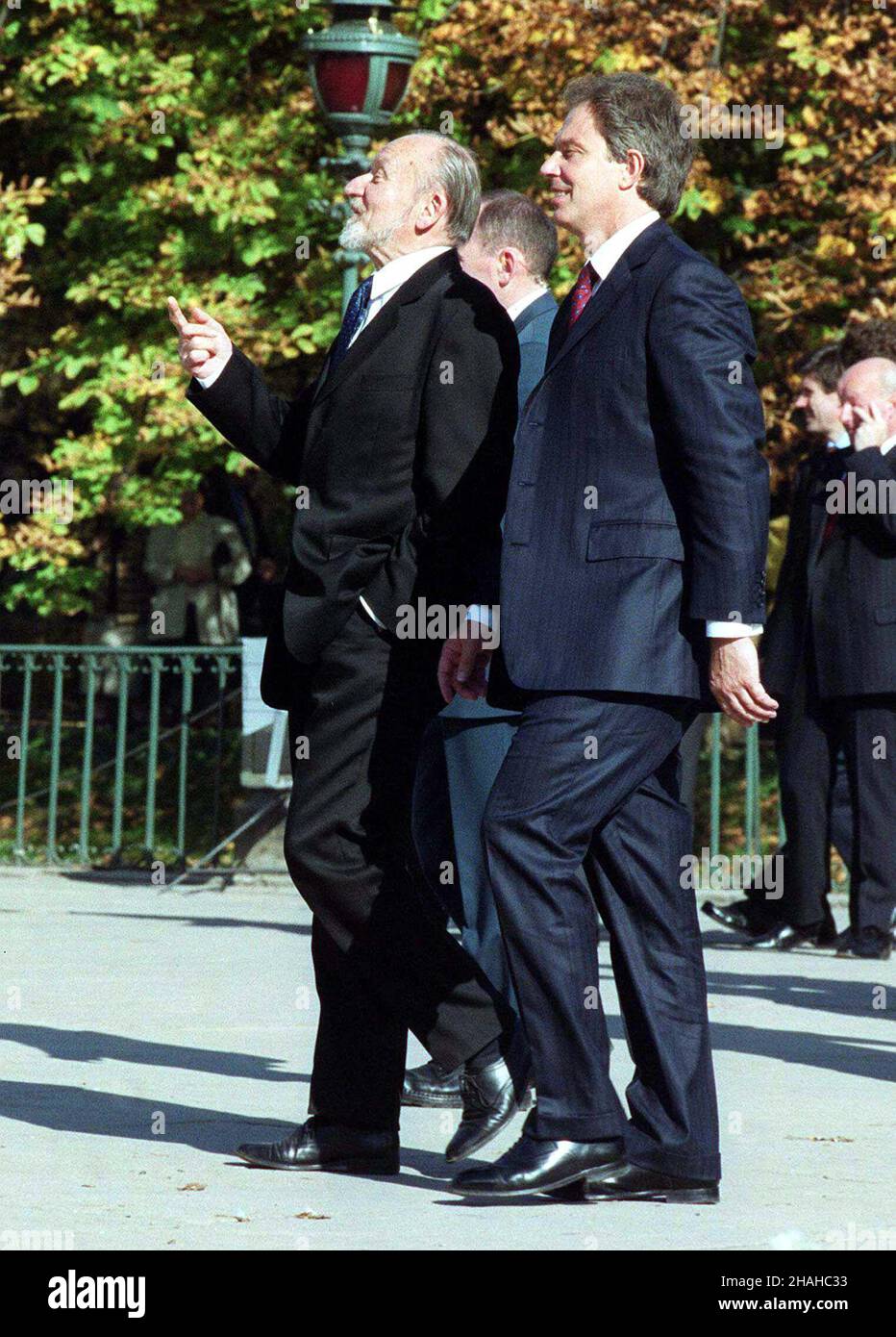 Warszawa, 06.10.2000. Wizyta premiere Wielkiej Brytanii Tony'Ego Blaira w Polsce. N/z Tony Blair (P) w towarzystwie dyrektora Marka Kwiatkowskiego (L) zwiedza warszawskie £azienki. (kruu) PAP/Tomasz Gzell Warschau, 06.10.2000. Tony Blair, Premierminister des Vereinigten Königreichs von Großbritannien und Nordirland, besucht weiterhin Polen nach zwei Tagen. Im Bild: Tony Blair (R), begleitet von Marek Kwiatkowski (L), besucht den Lazienki Park in Warschau. (kruu) PAP/Tomasz Gzell Stockfoto