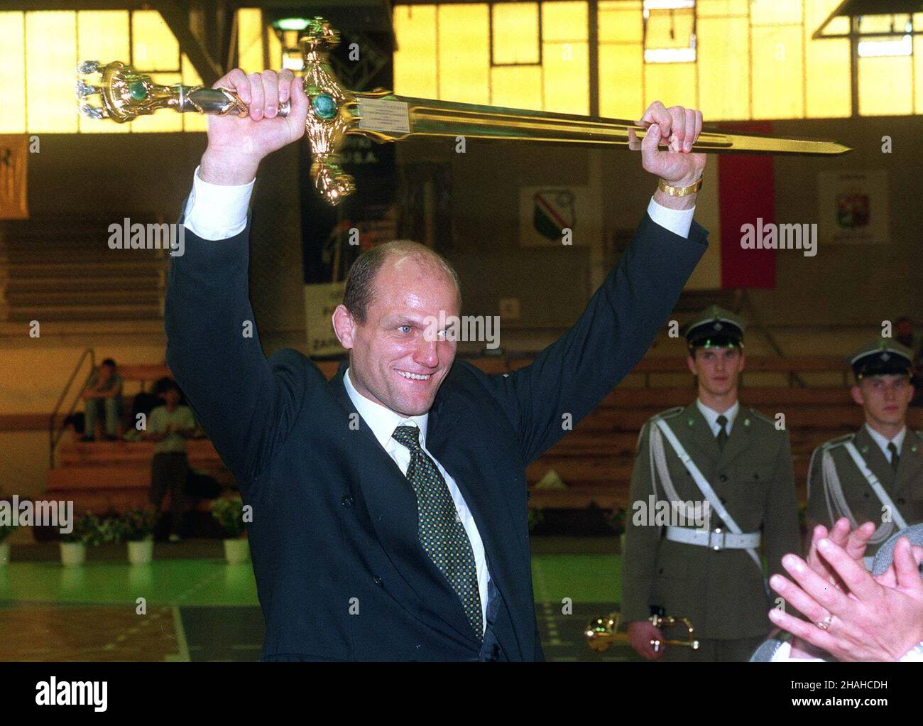 Warszawa, 22.10.2000. Zawodnik warszawskiej Legii Andrzej Wroñski wywalczy³ swój trzynasty z³oty Medaille w zapasach w stylu klascznym. W 70. Mistrzostwach Polski Wroñski zwyciê¿y³ w wadze do 130 kg. Koñcz¹cy karierê reprezentacyjn¹ zawodnik otrzyma³ pami¹tkowy miecz. (herr) PAP/Radek Pietruszka Warschau, 22.10.2000. Andrzej Wronski aus Legia Warschau wurde während der Polnischen Meisterschaften 70th mit seiner Goldmedaille 13th im Ringen ausgezeichnet. Wronski erhielt ein Gedenkschwert, als er seinen professionellen Karier beendet. (herr) PAP/Radek Pietruszka Stockfoto