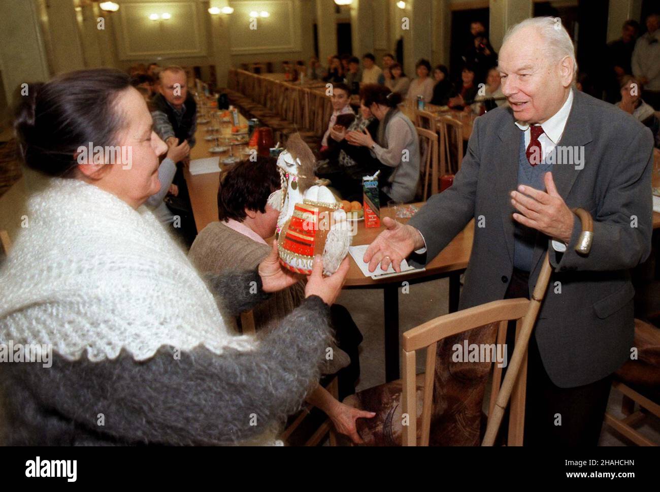 Warszawa, 13.11.2000. Prezes Stowarzyszenia 'Wspólnota Polska' prof. Andrzej Stelmachowski spotka³ sie z 34-osobow¹ grup¹ Polaków z Czka³owa w Kazachstanie. N/z: Helena Wawrzenczyk wrêcza pro. Stelmachowskiemu upominek. (kruu) PAP/Tomasz Gzell Warschau, 13.11.2000. Professor Andrzej Stelmachowski, Präsident der Vereinigung Wspolnota Polska (Polnische Gemeinschaft), traf eine Gruppe von 34 Polen aus Kasachstan in Sejm, Warschau. Im Bild: prof. Stelmachowski (R) erhält ein Geschenk von Helena Wawrzenczyk (L). (kruu) PAP/Tomasz Gzell Stockfoto