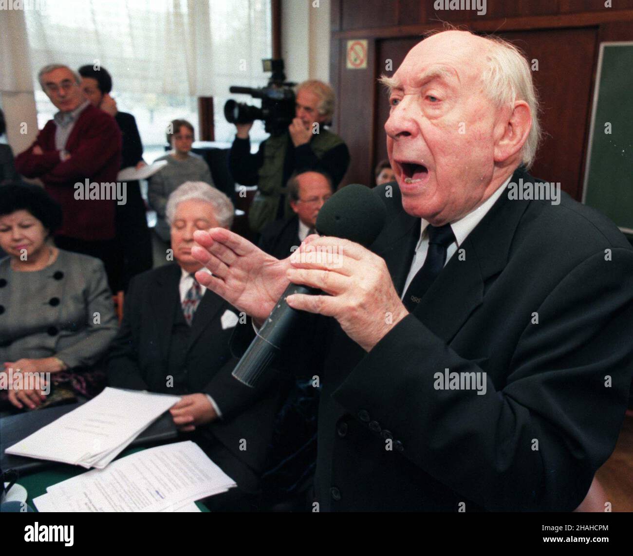 Warszawa, 17.11.2000. Federacja Stowarzyszeñ ¯ydowskich chce, aby na terenie by³ego Umschlagplatzu w Warszawie powsta³o miejsce pamiêci i modlitwy. Nie chce dopuœciæ do tego, ¿eby wybudowano Tam osiedle mieszkaniowe. NZ. dyrektor Teatru ¯ydowskiego w Warszawie Szymon Szurmiej podczas konferencji prasowej. (kruu) PAP/Jacek Turczyk Warschau, 17.11.2000. Die Föderation der jüdischen Vereinigungen in Polen will, dass der ehemalige Warschauer Umschlagplatz (ein Ort mit Bahnsteigen, von wo aus Juden während des Weltkrieges 2 von den nazis in Konzentrationslager geschickt wurden) eher ein Ort des Gedenkens als ein Ort des Gedenkens wird Stockfoto