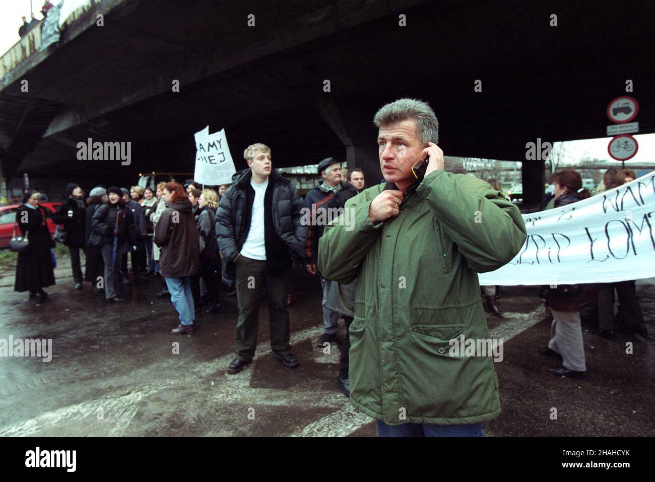 Warszawa, 18.12.2000. Piotr Ikonowicz wraz z piêlêgniarkami i sanitariuszami blokowa³ Trasê £azienkowsk¹ w Warszawie. Protestuj¹ce pielêgniarki blokowa³y kilka najbardziej uczêszczanych arterii komunikacyjnych Warszawy. (herr) PAP/Radek Pietruszka Warschau, 18.12.2000. Piotr Ikonowicz, der zusammen mit Krankenschwestern die Lazienkowska-Route (Trasa Lazienkowska) in Warschau blockierte. Protestierende Krankenschwestern und Sanitäter blockierten einige Hauptstraßen in Warschau. (herr) PAP/Radek Pietruszka Stockfoto