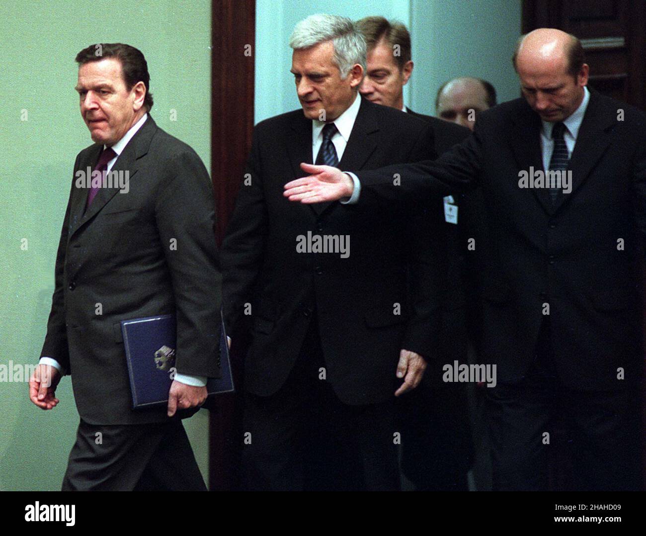 Warszawa, 06.12.2000. Kanzlerz Niemiec Gerhard Schroeder (L) Premier Polski Jerzy Buzek (C) i marsza³ek Sejmu Maciej P³a¿yñski (P) podczas wizyty w Sejmie. Schroeder powiedzia³ w Sejmie, ¿e Polska powinna byæ w pierwszej grupie pañstw, o jakie zostanie poszerzona Unia Europejska. (herr) PAP/Radek Pietruszka Warschau, 06.12.2000. Bundeskanzler Gerhard Schröder (R), Polens Ministerpräsident Jezry Buzek (C) und Sejm Sepaker Maciej Plazynski (R) in Sejm in Warschau. In seiner Rede sagte Schröder, dass Deutschland Polen unter den ersten EU-Zulassungen sehen möchte. (herr) PAP/Radek Pietruszka Stockfoto