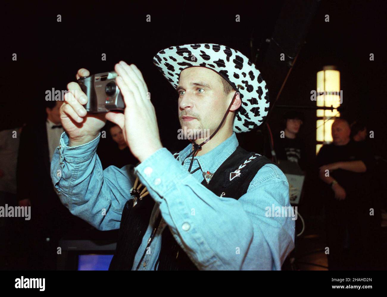 Warszawa, 20.12.2000. Nagranie programmu sylwestrowego dla TVP1. Sylwester 2000/2001 bis skrót siedmiu dekad mijaj¹cego wieku. Widowisko z udzia³em aktorów i dziennikarzy re¿yseruje Janusz Józefowicz. N/z wokalista Pawe³ Kukiz w czasie nagrania. (kruu) PAP/Jacek Turczyk Warschau, 20.12.2000. Die polnische Sängerin Pawel Kukiz tanzt während einer Aufnahme des Silvesterprogramms für den polnischen Fernsehsender TVP1 in Warschau. Die Show wird von dem polnischen Theaterdirektor und Choreographen Janusz Jozefowicz geleitet. (kruu) PAP/Jacek Turczyk Stockfoto