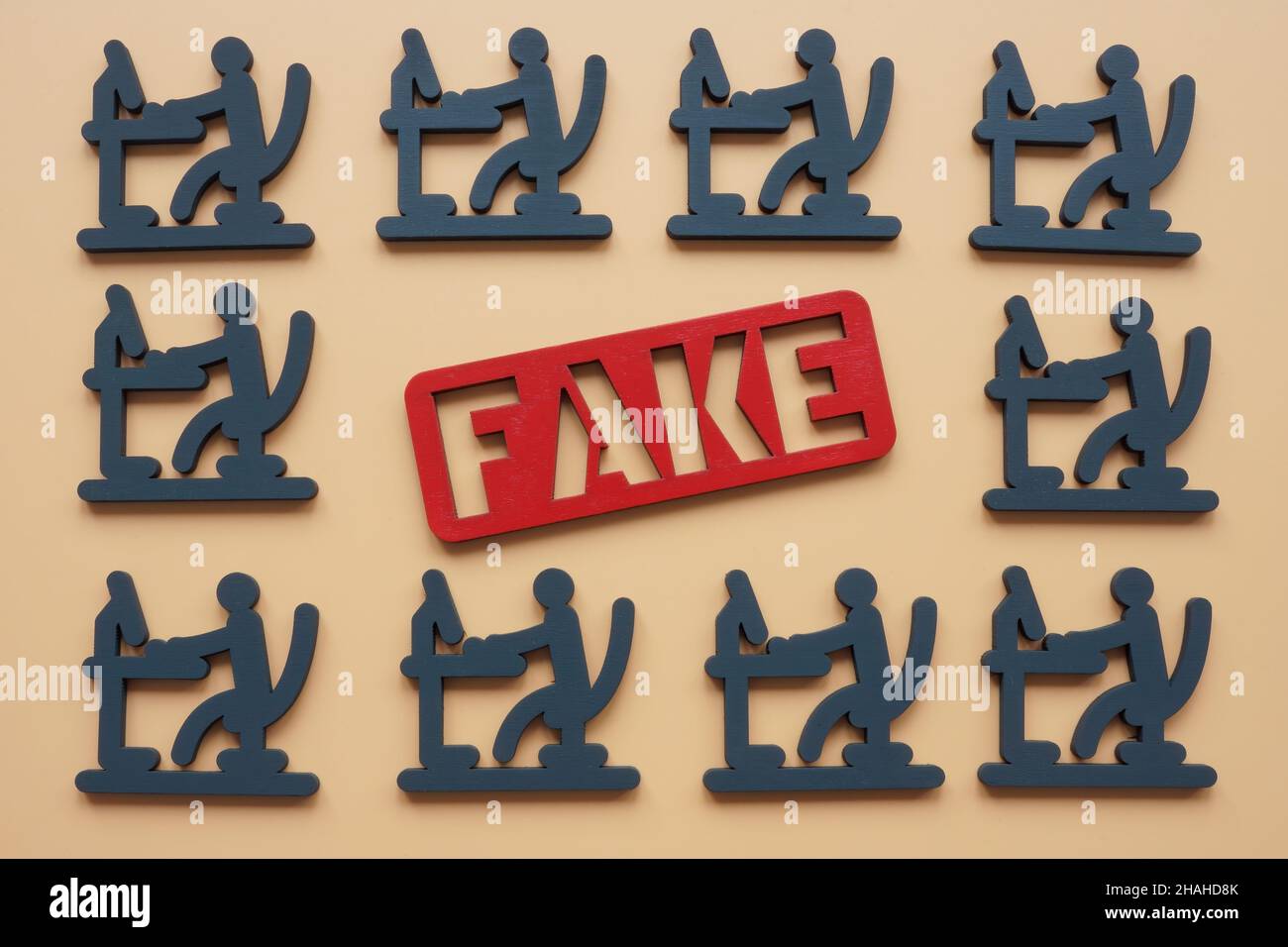 Fake News und Propaganda im Internet-Konzept. Figuren mit einem Computer. Stockfoto