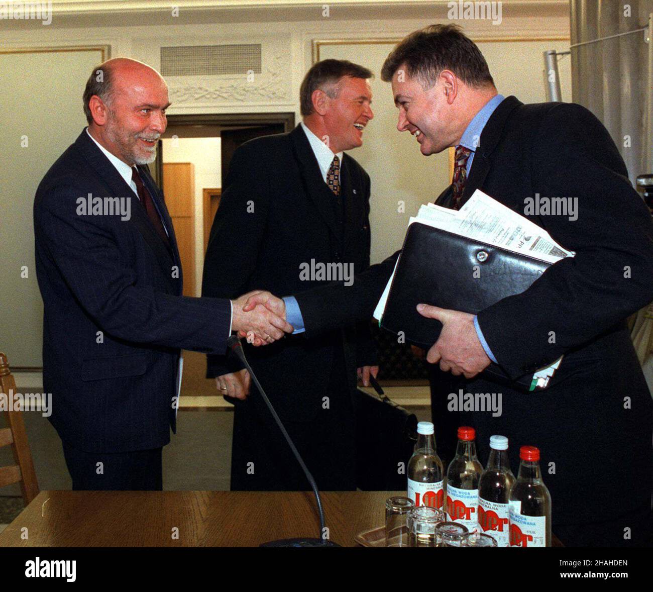 Warszawa, 11.04.2001. Podpisanie deklaracji zjednoczeniowej o przyst¹pieniu Ruchu 'Solidarni w Wyborach' do PPChD. NZ. szef 'Solidarnoœci' Marian Krzaklewski (P) sk³ada gratulacje szefowi 'Solidarnych w Wyborach' Jerzemu Gwi¿d¿owi (L). W g³êbi prezes PPChD Antoni Tokarczuk (C). (kruu) PAP/Jacek Turczyk Warschau, 11.04.2001. Die Führer der Wahlsolidarität (SWW) und der Polnischen Christlich-Demokratischen Partei (PPChD), Jerzy Gwizdz (L) und Antoni Tokarczuk (C) unterzeichneten eine Erklärung, in der der Wahlsolidarität der Zugang zur PPChD bestätigt wurde. Im Bild: Marian Krzaklewski, ehemaliger Leiter der Solidarity Election Action ( Stockfoto