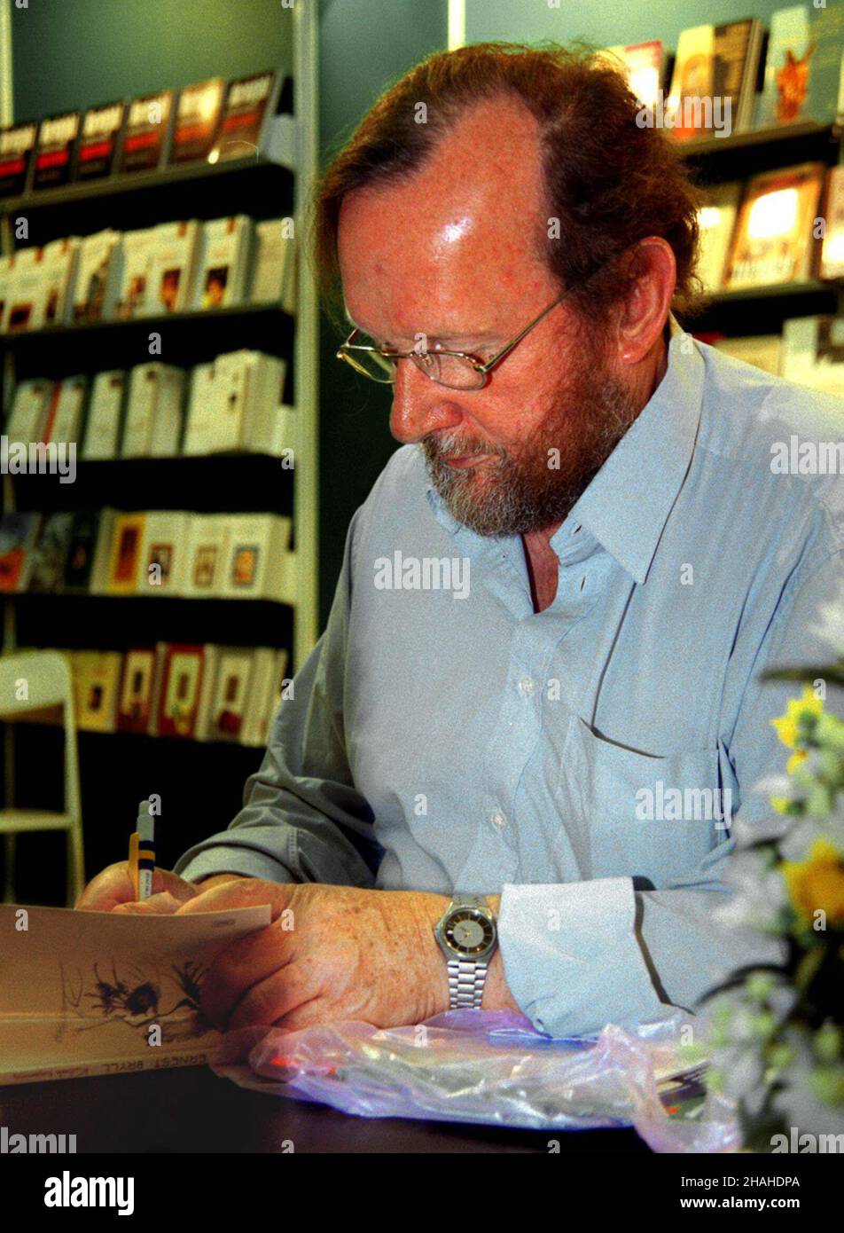 Warszawa, 18.05.2001. Pisarz Ernest Bryll podpisuje swoj¹ now¹ ksi¹¿kê, na 46. Miêdzynarodowych Targach Ksi¹¿KI w Pa³acu Kultury i Nauki w Warszawie. (mr) PAP/Piotr Rybarczyk Warschau, 18.05.2001. Der Schriftsteller Ernest Bryll signiert sein neues Buch auf der Internationalen Buchmesse 46th in Warschau. (mr) PAP/Piotr Rybarczyk Stockfoto