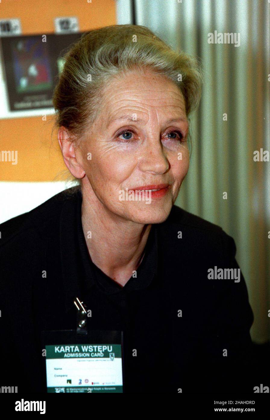 Warszawa, 18.05.2001. Aktorka Anna Milewska na 46. Miêdzynarodowych Targach Ksi¹¿KI w Pa³acu Kultury i Nauki w Warszawie. (mr) PAP/Piotr Rybarczyk Warschau, 18.05.2001. Schauspielerin Anna Milewska auf der Internationalen Buchmesse 46th in Warschau. (mr) PAP/Piotr Rybarczyk Stockfoto