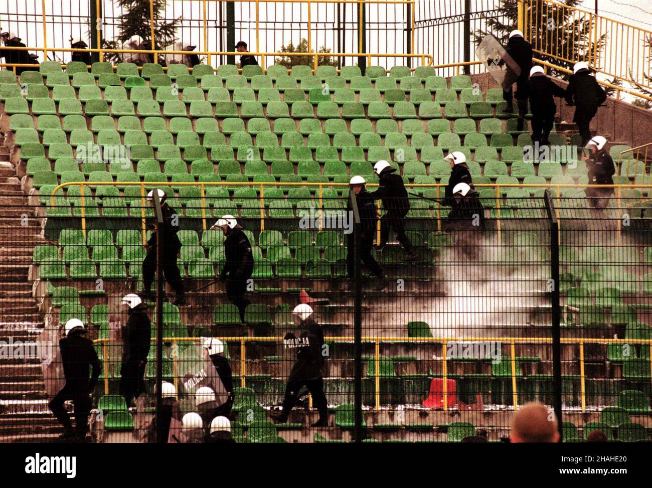 Warszawa, 09.06.2001. Podczas meczu ekstraklasy pi³karskiej w Warszawie miêdzy sto³eczn¹ Legi¹ a Wis³¹ Kraków dosz³o do ekscesów na trybunach. N/z: policja na patroluje zdewastowany sektor kibiców Legii. (kruu) PAP/Przemek Wierzchowski Warschau, 09.06.2001. Die Polizei im Legia Warsaw Stadion verwüstete nach Zusammenstößen zwischen der Polizei, Anhängern von Wisla Krakau und Legia Warsaw während eines Fußballligaspieles. (kruu) PAP/Przemek Wierzchowski (kruu) PAP/Przemek Wierzchowski Stockfoto