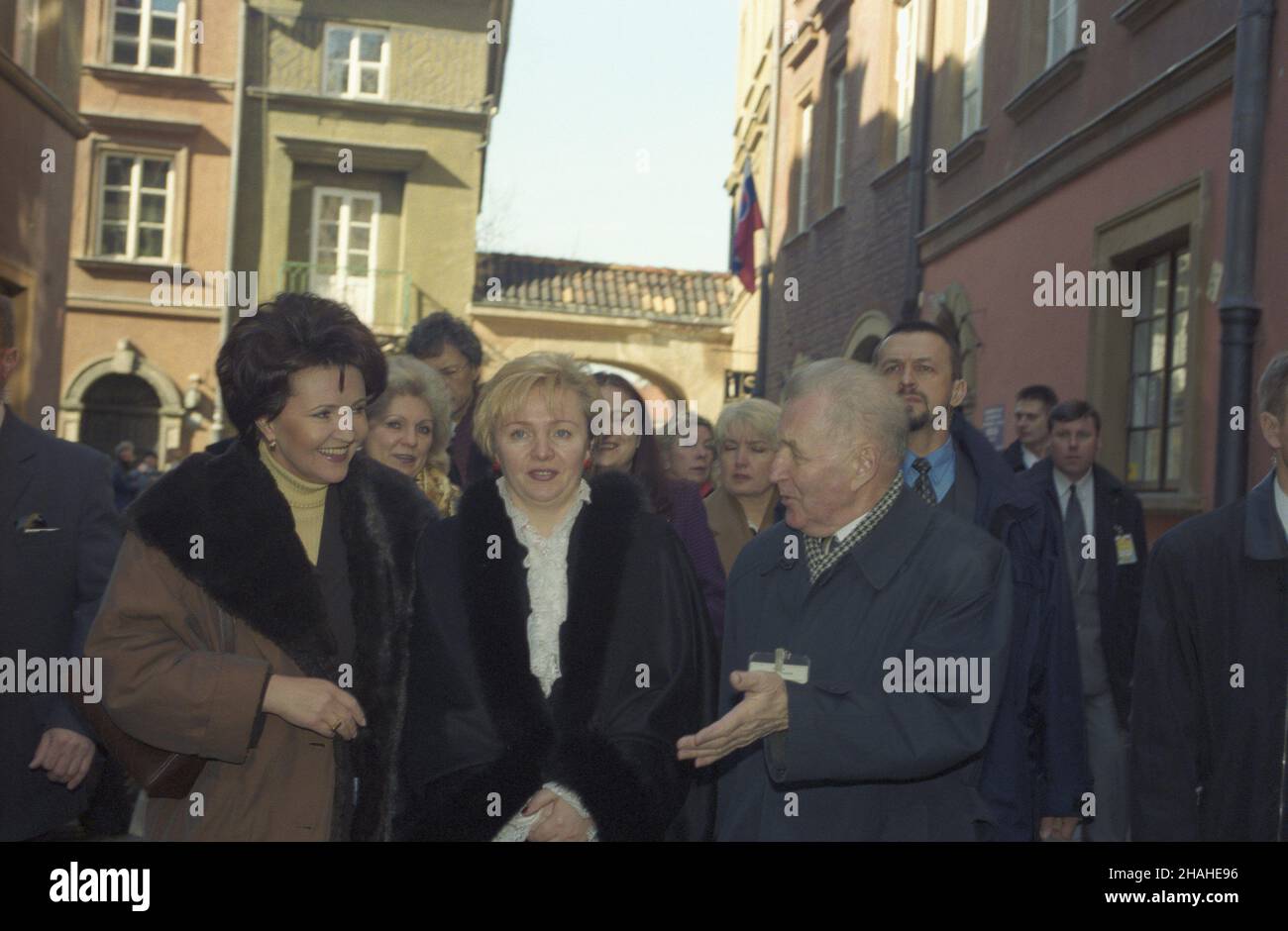 Warszawa 11.03.2002. Wizyta prezydenta Federacji Rosyjskiej W³adimira Putina w RP. Ma³¿onka prezydenta Ludmi³a Putina (nz. C) zweidza Stare Miasto w towarzystwie Pierwszej Damy RP Jolanty Kwaœniewskiej (nz. L). uu PAP/Grzegorz Rogiñski Warschau, 11. März 2002. Der Präsident der Russischen Föderation Wladimir Putin besucht Polen. Die Frau des russischen Präsidenten Ludmila Putin (Bild C) führt in Begleitung der polnischen First Lady Jolanta Kwasniewska (Bild L) durch die Altstadt. uu PAP/Grzegorz Roginski Stockfoto