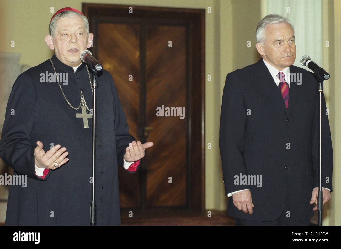 Warszawa 18.03.2002. Siedziba Urzêdy Rady Ministrów w Al. Ujazdowskich. Inauguracyjne posiedzenie Komisji Wspólnej Rz¹du i Episkopatu w nowym sk³adzie z udzia³em premiera RP Leszka Millera i prymasa Polski kardyna³a Józefa Glempa. NZ. premier Miller i kardyna³ Glemp wyg³aszaj¹ po obradach oœwiadczenie dla prasy. uu PAP/Grzegorz Rogiñski Warschau, 18. März 2002. Der Sitz des Büros des Ministerrats auf der Ujazdowskie Avenue. Eine neue Sitzung der Gemeinsamen Kommission von Regierung und Episkopat mit dem polnischen Premierminister Leszek Miller und dem Primas Kardinal Jozef Stockfoto