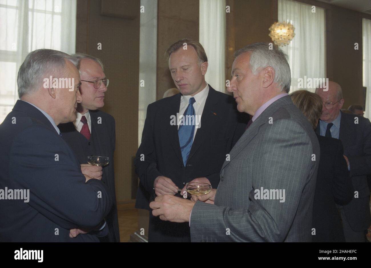 Warszawa 11.04.2002. Inauguracyjne posiedzenie w Urzêdzie Rady Ministrów Narodowej Rady Integracji Europejskiej (nie), organu opiniodawczo-doradczego premiera, którego cz³onkami s¹ przedstawiciele organizacji spo³eczno-zawowych oraz œrodowisk opiniodawczych i naukowych. NZ. m.in. premier RP Leszek Miller (1L), prezes Business Center Club Marek Goliszewski (3L), polski przedsiêbiorca Zbigniew Niemczycki (P). uu PAP/Grzegorz Rogiñski Warschau, 11. April 2002. Die Eröffnungssitzung des Nationalen Rats für europäische Integration (NRIE), der die Gruppe der Stellungnahme und des Beratungsgremiums des polnischen Premierministers ist Stockfoto