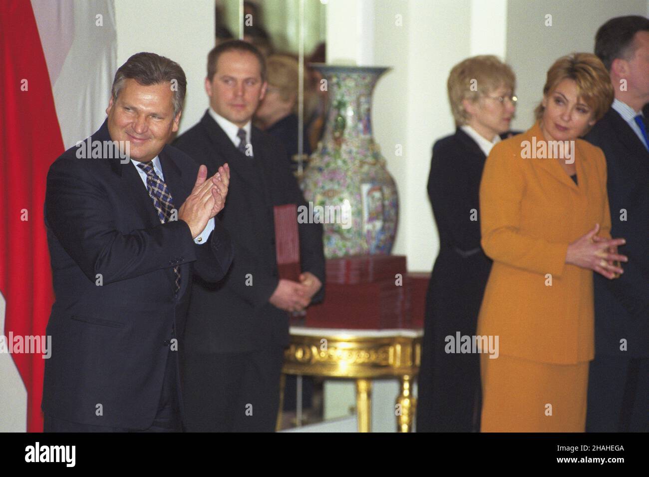 Warszawa 03.04.2002. Wrêczenie nominacji profesorskich przez prezydenta RP Aleksandra Kwaœniewskiego (L) w Pa³acu Prezydenckim przy Krakowskim Przedmieœciu. Z prawej szef Kancelarii Prezydenta RP Jolanta Szymanek-Deresz. uu PAP/Grzegorz Rogiñski Warschau, 03. April 2002. Präsident Aleksander Kwasniewski (links) gibt im Präsidentenpalast in der krakowskie Przedmiescie Street Professorennominierungen ab. Von rechts: Leiterin der Polnischen Staatskanzlei Jolanta Szymanek-Deresz. uu PAP/Grzegorz Roginski Stockfoto