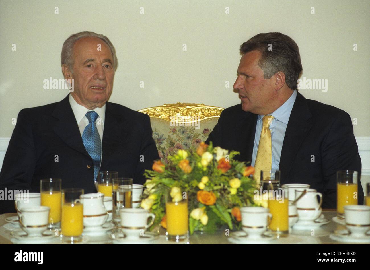 Warszawa 18.04.2002. Wizyta ministra spraw zagranicznych Izraela Szymona Peresa (L) w Polsce. Spotkanie z prezydentem RP Aleksandrem Kwaœniewskim (P) w Belwederze. uu PAP/Grzegorz Rogiñski Warschau, 18. April 2002. Der Besuch des israelischen Außenministers Shimon Peres (links) in Polen. Treffen mit dem polnischen Präsidenten Aleksander Kwasniewski (rechts) im Schloss Belvedere. uu PAP/Grzegorz Roginski Stockfoto