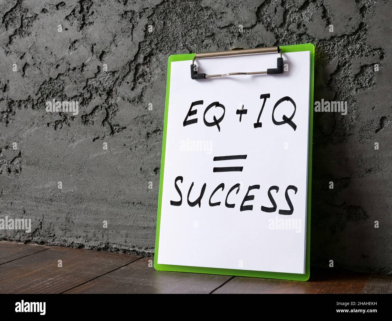 Zwischenablage mit den Worten EQ plus IQ success. Stockfoto