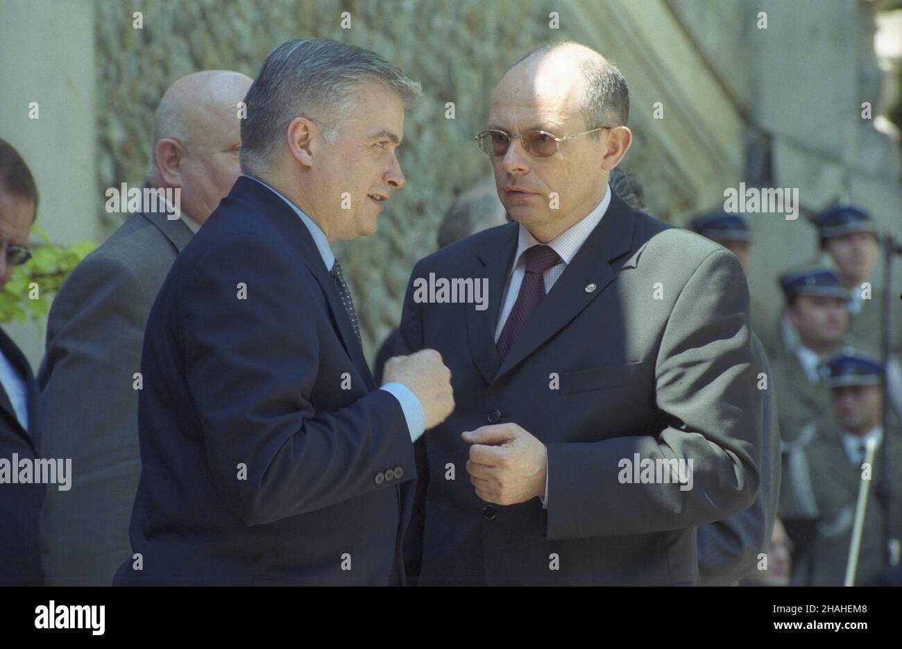 Warszawa 08.05.2002. Spotkanie zorganizowane na zaproszenie prezydenta RP Aleksandra Kwaœniewskiego w ogrodach Pa³acu Prezydenckiego z okazji dnia Europy. NZ. minister Spraw zagranicznych W³odzimierz Cimoszewicz (L) i marsza³ek Sejmu IV kadencji Marek Borowski. uu PAP/Grzegorz Rogiñski Warschau, 8. Mai 2002. Ein Treffen, das auf Einladung des polnischen Präsidenten Aleksander Kwasniewski in den Gärten des Präsidentenpalastes am Europatag organisiert wurde. Im Bild: Außenminister Wlodzimierz Cimoszewicz (L) und Sejm (Unterhaus des parlaments) Sprecher Marek Borowski. uu PAP/Grzegorz Roginski Stockfoto