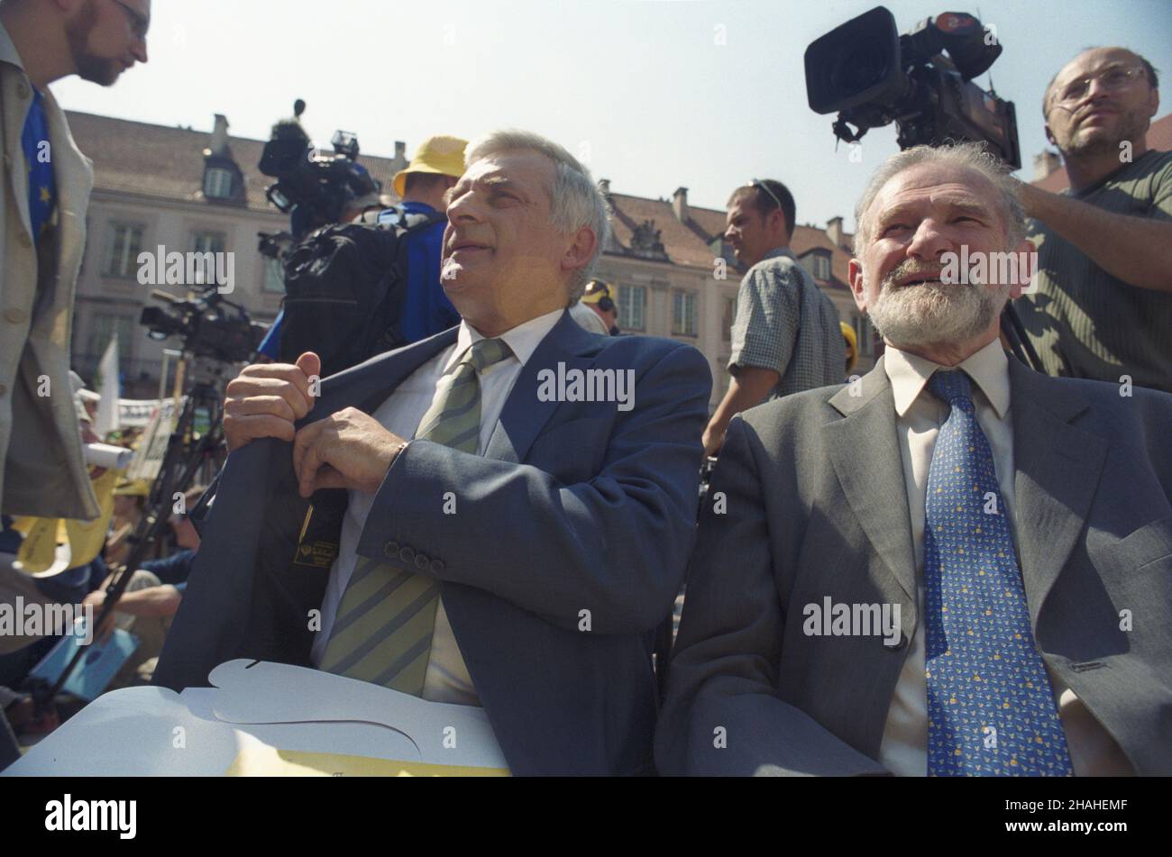 Warszawa 11.05.2002. IX Polskie Spotkania Europejskie. Uroczystoœci na dziedziñcu Zamku Królewskiego, wrêczenie Polskiej Nagrotty Europejskiej, wyst¹pienia polityków i przedstawicieli samorz¹dów lokalnych, wystêpy artystyczne. NZ. na pierwszym planie by³y Premier RP Jerzy Buzek (L) i polityk Bronis³aw Geremek. uu PAP/Grzegorz Rogiñski Warschau, 11. Mai 2002. Die Europäischen Treffen 9th in Polen. Zeremonien im Hof des Königsschlosses, Verleihung des polnischen Europäischen Preises, Ansprachen von Politikern und lokalen Regierungsbeamten, künstlerische Darbietungen. Im Vordergrund: Forme Stockfoto