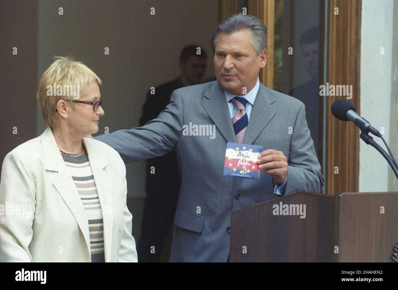 Warszawa 08.05.2002. Spotkanie zorganizowane na zaproszenie prezydenta RP Aleksandra Kwaœniewskiego (P) w ogrodach Pa³acu Prezydenckiego z okazji dnia Europy. Z lewej Minister w Kancelarii Prezydenta RP Barbara Labuda. uu PAP/Grzegorz Rogiñski Warschau, 8. Mai 2002. Ein Treffen, das auf Einladung des polnischen Präsidenten Aleksander Kwasniewski (R) am Europatag in den Gärten des Präsidentenpalastes organisiert wurde. Auf der linken Seite Minister in der Präsidentenkanzlei Barabara Labuda. uu PAP/Grzegorz Roginski Stockfoto