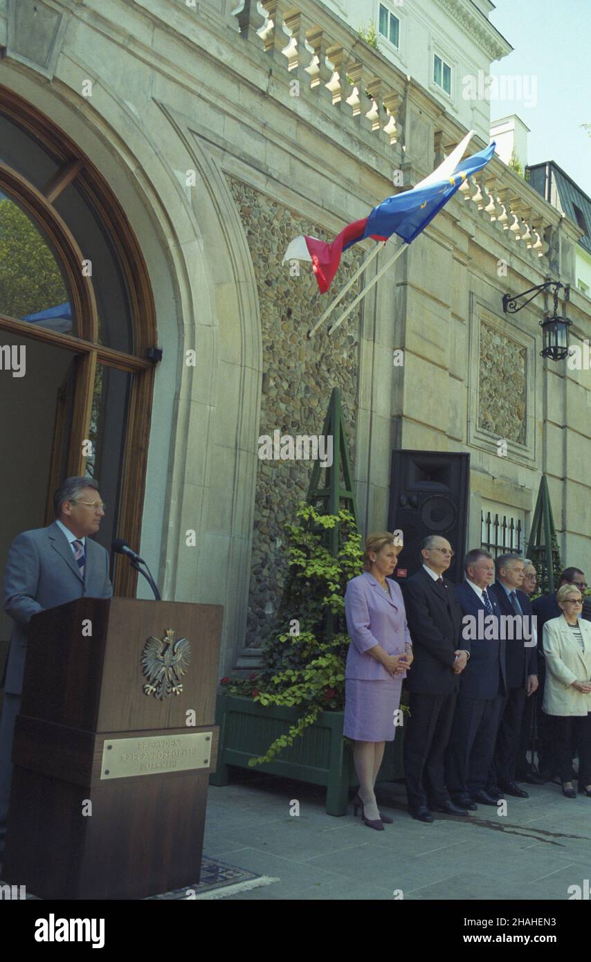 Warszawa 08.05.2002. Spotkanie zorganizowane na zaproszenie prezydenta RP Aleksandra Kwaœniewskiego w ogrodach Pa³acu Prezydenckiego z okazji dnia Europy. NZ. od lewej: Aleksander Kwaœniewski, szef Kancelarii Prezydenta RP Jolanta Szymanek-Deresz, marsza³ek Sejmu IV kadencji Marek Borowski, marsza³ek Senatu V kadencji Longin Pastusiak, Minister spraw zagranicznych W³odzimierz Cimoszewicz, by³y Premier Tadeusz Mazowiecki, Ministerin w WG. uzydariak Rogiñski Warschau, 8. Mai 2002. Ein Treffen, das auf Einladung des polnischen Präsidenten Aleksander organisiert wurde Stockfoto