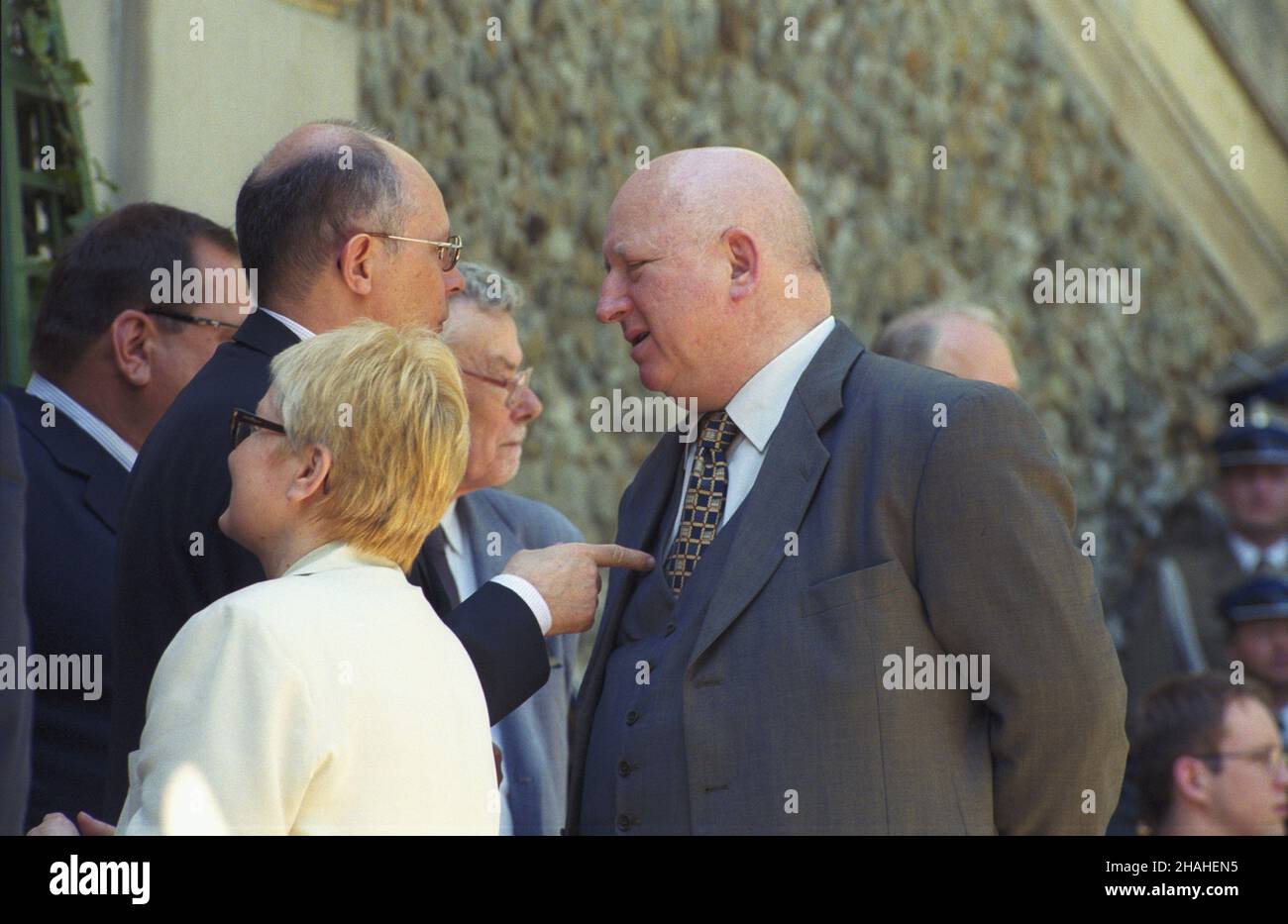 Warszawa 08.05.2002. Spotkanie zorganizowane na zaproszenie prezydenta RP Aleksandra Kwaœniewskiego w ogrodach Pa³acu Prezydenckiego z okazji dnia Europy. NZ. od lewej: ministerin w Kancelarii Prezydenta RP Barbara Labuda, marsza³ek Sejmu IV kadencji Marek Borowski, pe³nomocnik ds. Negocjacji Polski z Uni¹ Europejsk¹ Jan Jerzy Ku³akowski, pose³ SLD na Sejm IV kadencji Józef Oleksy. uu PAP/Grzegorz Rogiñski Warschau, 8. Mai 2002. Ein Treffen, das auf Einladung des polnischen Präsidenten Aleksander Kwasniewski in den Gärten des Präsidentenpalastes am Europatag organisiert wurde. Von links: M Stockfoto