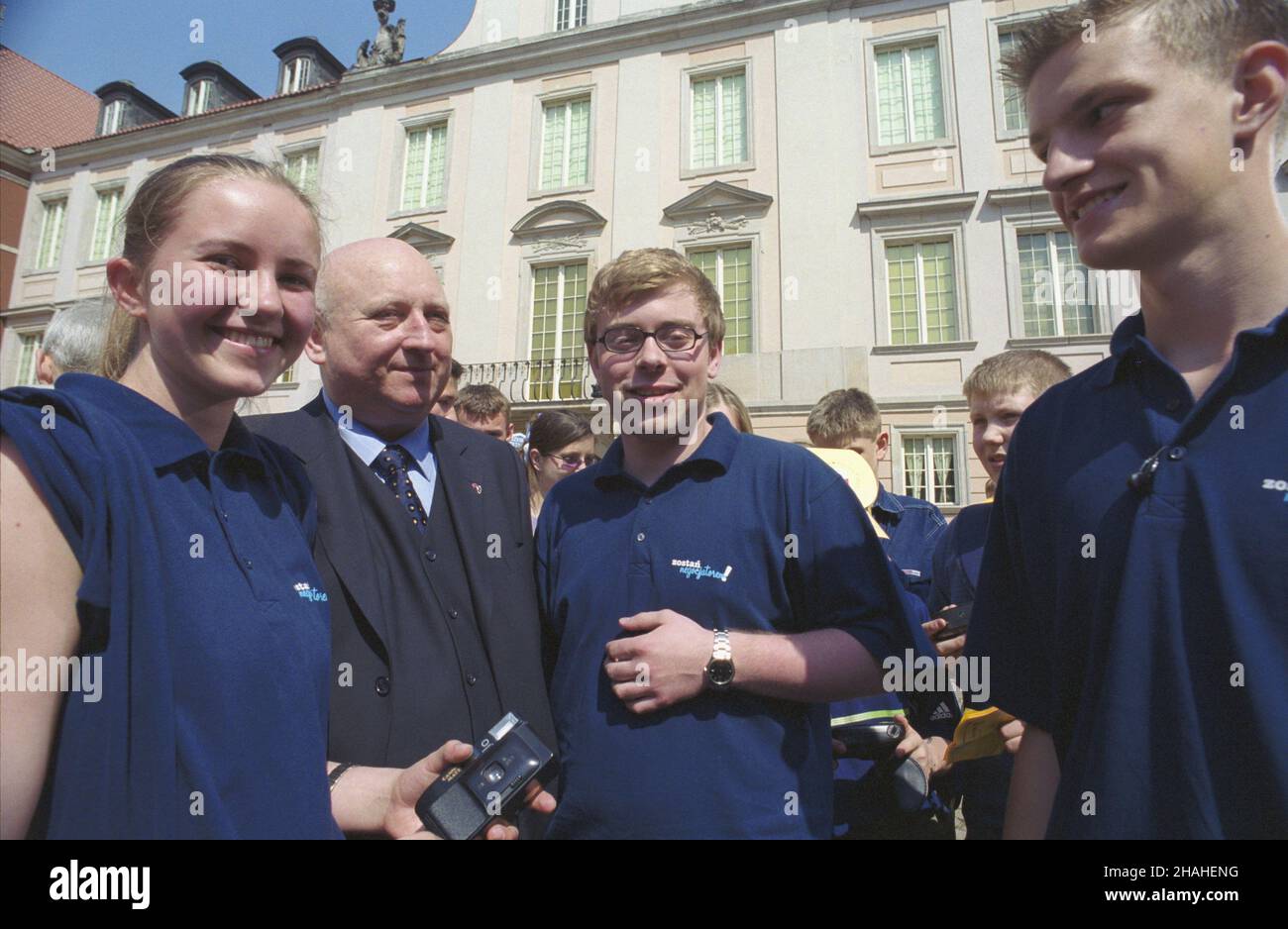 Warszawa 11.05.2002. IX Polskie Spotkania Europejskie. Uroczystoœci na dziedziñcu Zamku Królewskiego, wrêczenie Polskiej Nagrotty Europejskiej, wyst¹pienia polityków i przedstawicieli samorz¹dów lokalnych, wystêpy artystyczne. NZ. pose³ SLD na Sejm IV kadencji Józef Oleksy z m³odzie¿¹. uu PAP/Grzegorz Rogiñski Warschau, 11. Mai 2002. Die Europäischen Treffen 9th in Polen. Zeremonien im Hof des Königsschlosses, Verleihung des polnischen Europäischen Preises, Ansprachen von Politikern und lokalen Regierungsbeamten, künstlerische Darbietungen. Im Bild: Abgeordneter der Demokratischen Linken Allianz Jozef Oleksy mit yo Stockfoto