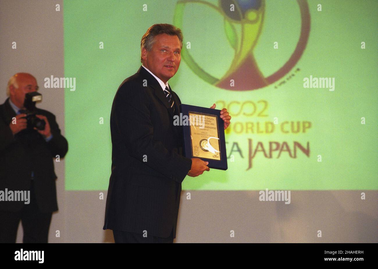 Warszawa 22.05.2002. Prezydent RP Aleksander Kwaœniewski (C) spotka³ siê w Pa³acu Prezydenckim z pi³karsk¹ reprezentacj¹ Polski przed wylotem polskich pi³karzy na Mistrzostwa Œwiata do Korei i Japonii. W spotkaniu uczestniczyli równie¿ prezes PZPN Micha³ Listkiewicz, prezes Urzêdu Kultury Fizycznej i Sportu Adam Giersz, przedstawiciele Ambasad pañstw, z którymi polska dru¿yna rozegra pierwsze mecze oraz ministrowie w Kancelarii Prezydenta RP. uu PAP/Grzegorz Rogiñski Warschau, 22. Mai 2002. Polens Präsident Aleksander Kwasniewski (Mitte) empfängt im Präsidentenpalast das polnische NA Stockfoto