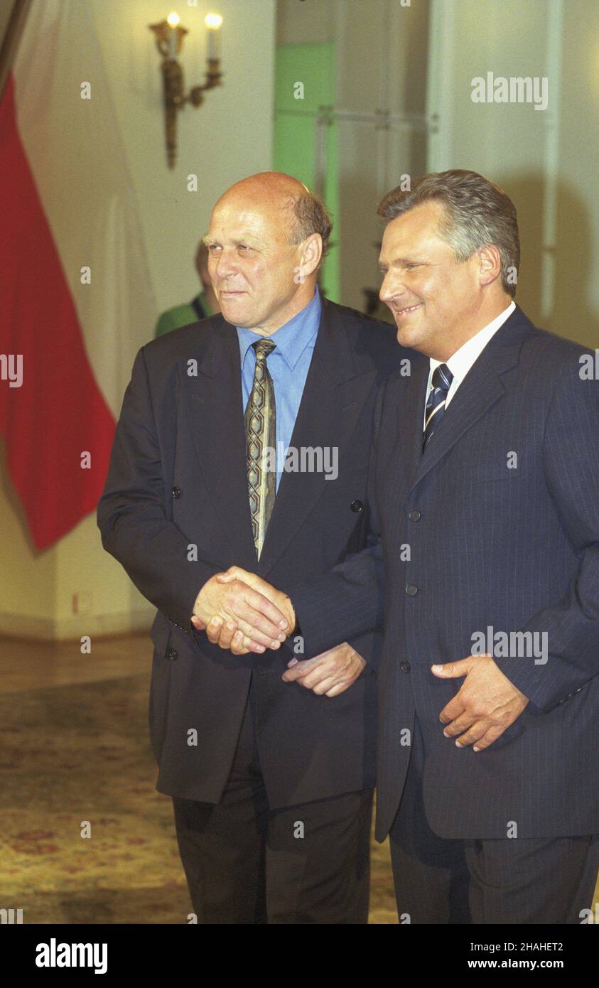 Warszawa 22.05.2002. Prezydent RP Aleksander Kwaœniewski spotka³ siê w Pa³acu Prezydenckim z pi³karsk¹ reprezentacj¹ Polski przed wylotem polskich pi³karzy na Mistrzostwa Œwiata do Korei i Japonii. W spotkaniu uczestniczyli równie¿ prezes PZPN Micha³ Listkiewicz, prezes Urzêdu Kultury Fizycznej i Sportu Adam Giersz, przedstawiciele Ambasad pañstw, z którymi polska dru¿yna rozegra pierwsze mecze oraz ministrowie w Kancelarii Prezydenta RP. NZ. senator RP Grzegorz Lato (L) i prezydent Aleksander Kwaœniewski. uu PAP/Grzegorz Rogiñski Warschau, 22. Mai 2002. Polens Präsident Aleksander Kwasni Stockfoto