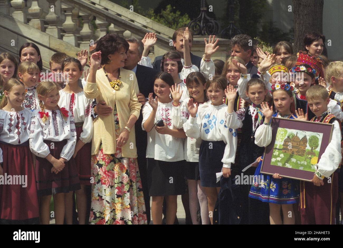 Warszawa 27.05.2002. Spotkanie pary prezydenckiej Jolanty i Aleksandra Kwaœniewskich (C) z dzieæmi z okazji Miêdzynarodowego dnia Dziecka w ogrodach Pa³acu Prezydenckiego. uu PAP/Grzegorz Rogiñski Warschau, 27. Mai 2002. Das polnische Präsidentenpaar Jolanta und Aleksandera Kwasniewski (C) treffen sich am Internationalen Kindertag in den Gärten des Präsidentenpalastes mit Kindern. uu PAP/Grzegorz Roginski Stockfoto