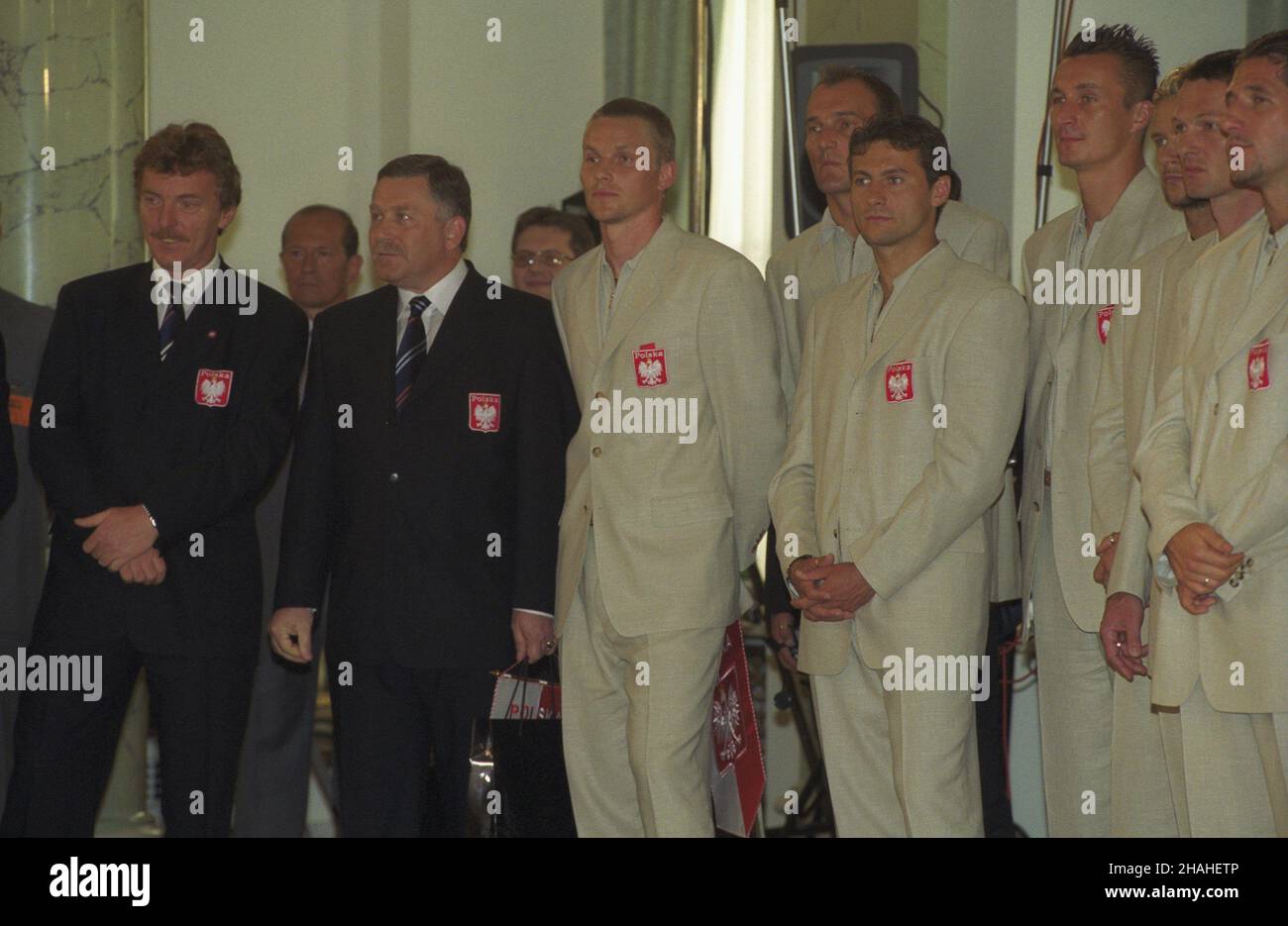 Warszawa 22.05.2002. Prezydent RP Aleksander Kwaœniewski spotka³ siê w Pa³acu Prezydenckim z pi³karsk¹ reprezentacj¹ Polski przed wylotem polskich pi³karzy na Mistrzostwa Œwiata do Korei i Japonii. W spotkaniu uczestniczyli równie¿ prezes PZPN Micha³ Listkiewicz, prezes Urzêdu Kultury Fizycznej i Sportu Adam Giersz, przedstawiciele Ambasad pañstw, z którymi polska dru¿yna rozegra pierwsze mecze oraz ministrowie w Kancelarii Prezydenta RP. NZ. Wiceprezes PZPN Zbigniew Boniek (L), dziennikarz, komentator sportowy W³odzimierz Szaranowicz (2L), selekcjoner i trener Jerzy Engel (3L), pi³karze: Tom Stockfoto