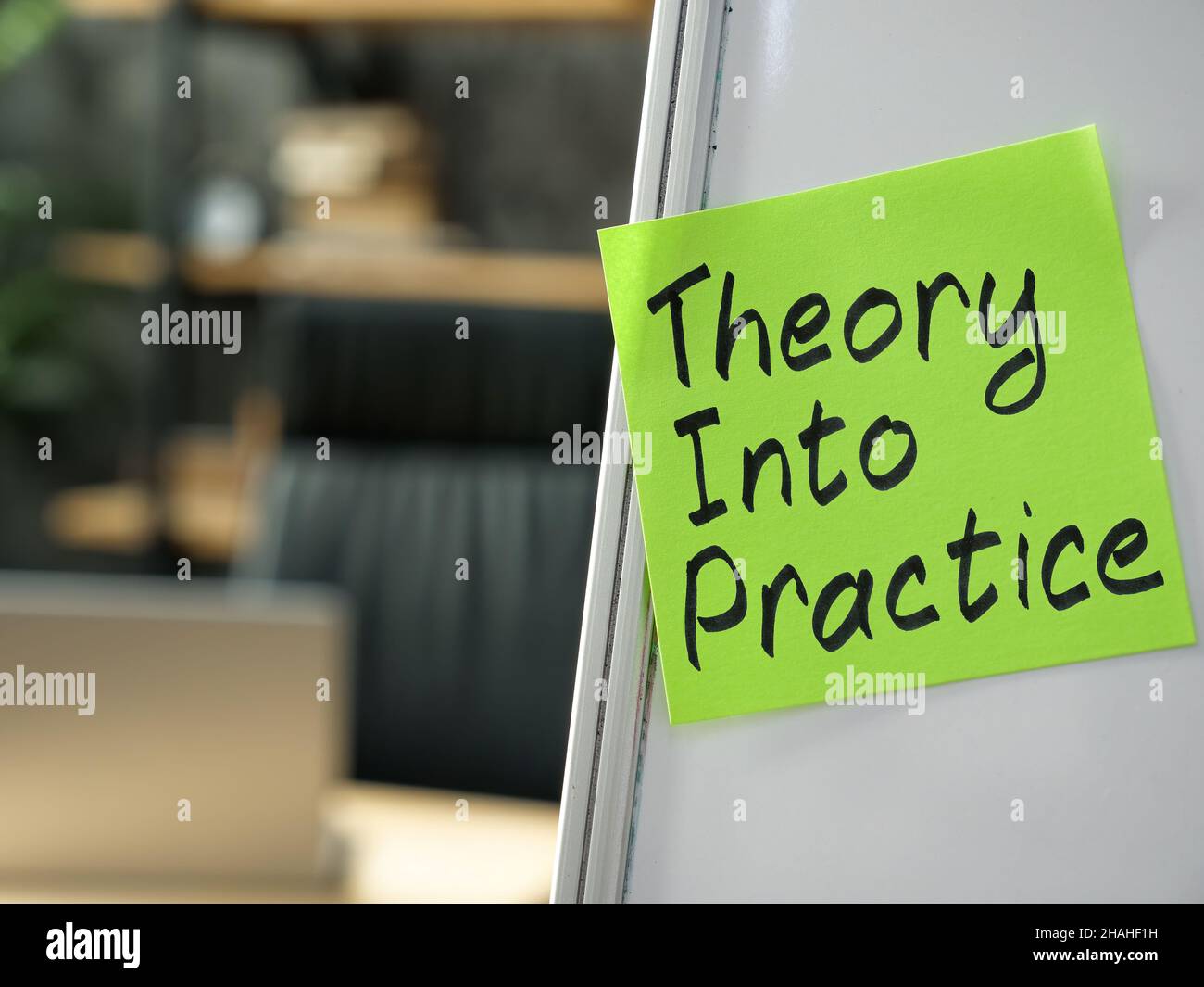 Memostick auf dem Whiteboard mit Phrase Theory in die Praxis. Stockfoto