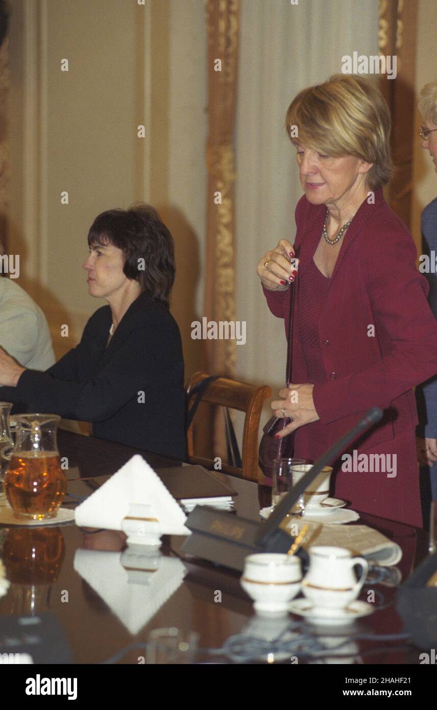 Warszawa 12.06.2002. Pa³ac Prezydencki. Posiedzenie Rady Gabinetowej pod przewodnictwem prezydenta RP Aleksandra Kwaœniewskiego, poœwiêcone zmianie ustawy o Narodowym Banku Polskim. NZ. ministerin sprawiedliwoœci Barbara Piwnik (L), Sekretarz Komitetu Integracji Europejskiej Danuta Huebner. uu PAP/Grzegorz Rogiñski Warschau 12. Juni 2002. Der Präsidentenpalast. Die Sitzung des Kabinettsrats unter dem Vorsitz des polnischen Präsidenten Aleksander Kwasniewski widmete sich den Änderungen des Gesetzes über die Nationalbank Polens. Bild links: Justizministerin Barbara Piwnik (links), Sekretärin der Stockfoto