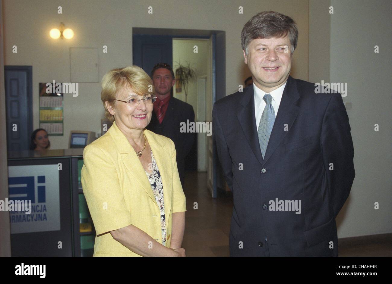 Warszawa 18.06.2002. Wizyta w Polsce Rudolfa Scharpinga, ministra obrony Niemiec w pierwszym gabinecie kantlerza Gerharda Schroedera. Wspólna konferencja prasowa z ministrem obrony narodowej w rz¹dzie Leszka Millera Jerzym Szmajdziñskim, w Centrum Prasowym Polskiej Agencji Informacyjnej przy ul. Bagatela. NZ. Wiceprezes zarz¹du PAI Anna Szymañska-Kwiatkowska i Minister Szmajdziñski czekaj¹ na goœcia. uu PAP/Grzegorz Rogiñski Warschau 18. Juni 2002. Rudolf Scharping, der deutsche Verteidigungsminister im ersten Kabinett von Bundeskanzler Gerhard Schröder, besucht Polen. Joint pres confe Stockfoto